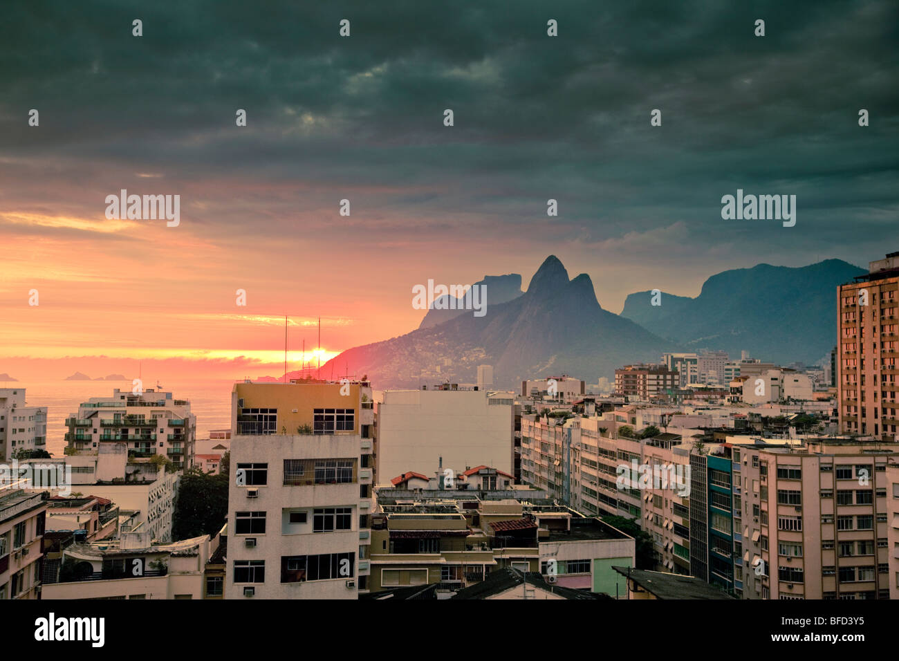 Ver más tops de edificios residenciales y las montañas al atardecer en Ipanema Rio de Janeiro, Brasil Foto de stock