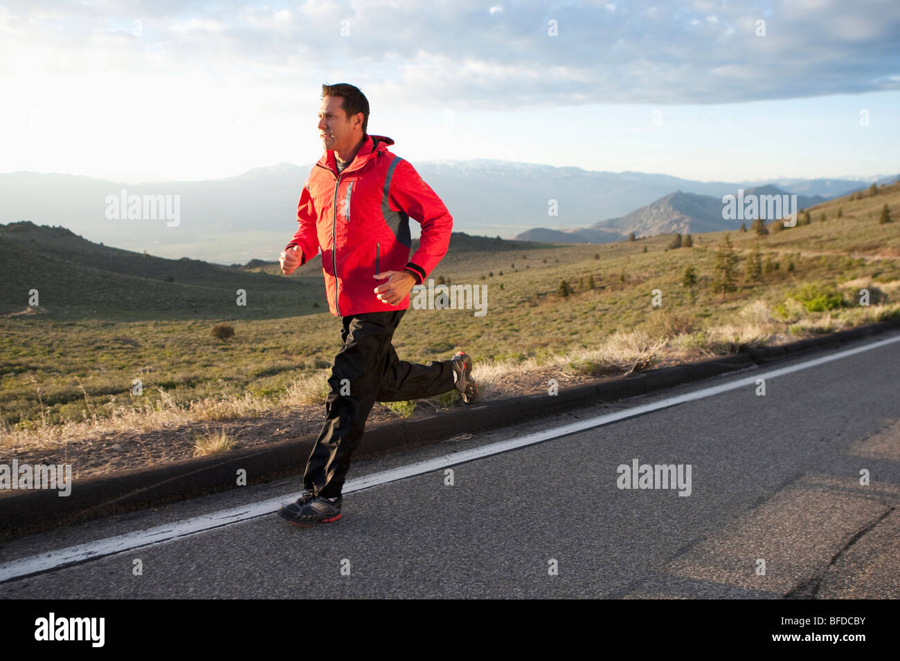 Saludable Running Hombre Entrenamiento En Carretera De Montaña