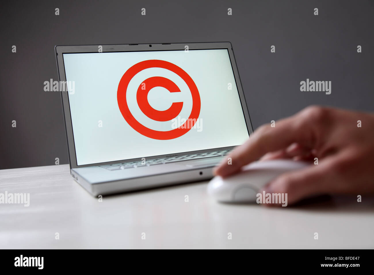 Signo de copyright en la pantalla de ordenador. Símbolo: protección de la coparight en Internet y de datos digitales Foto de stock