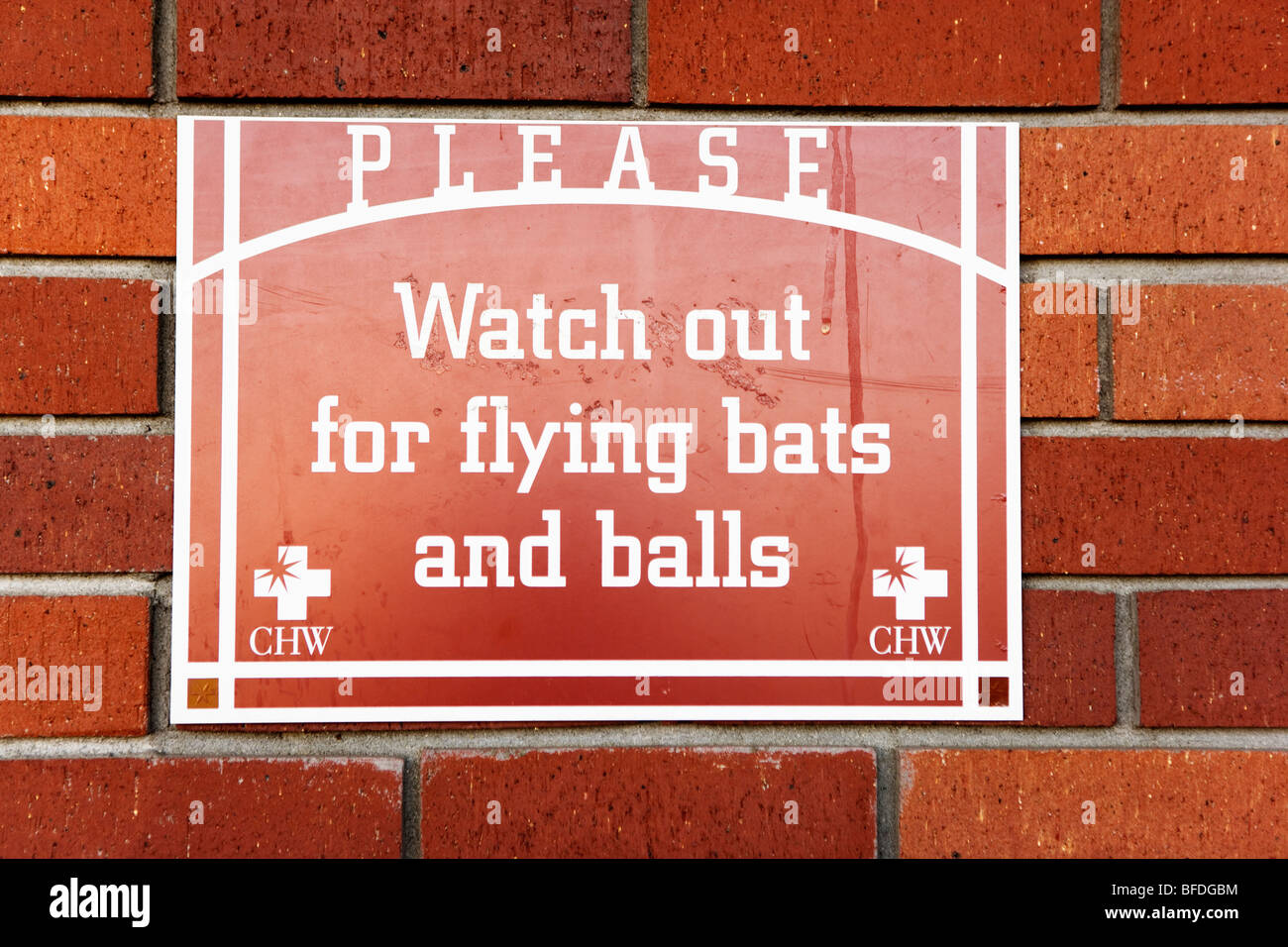 Un cartel de "Cuidado con volar los murciélagos y pelotas" en el béisbol AT&T Park, San Francisco, California. Foto de stock