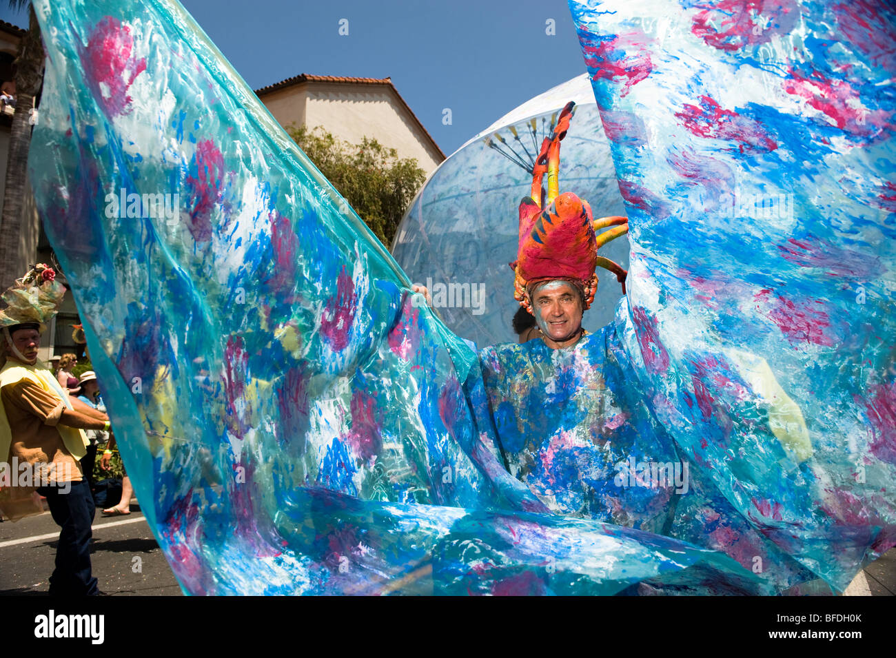 Un hombre disfraces despliega las alas en un desfile en Santa Barbara.  Características El desfile de carrozas y disfraces extravagantes Fotografía  de stock - Alamy
