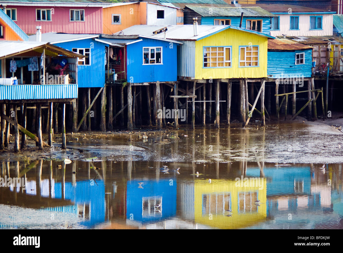 Coloridos palafitos (casas sobre el agua), Castro, isla de Chiloé, Chile  Fotografía de stock - Alamy