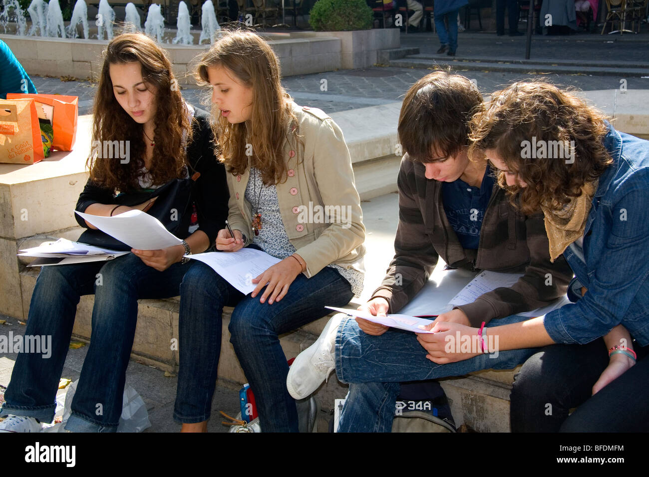 Los estudiantes estudian cerca de la Sorbona, en París, Francia. Foto de stock