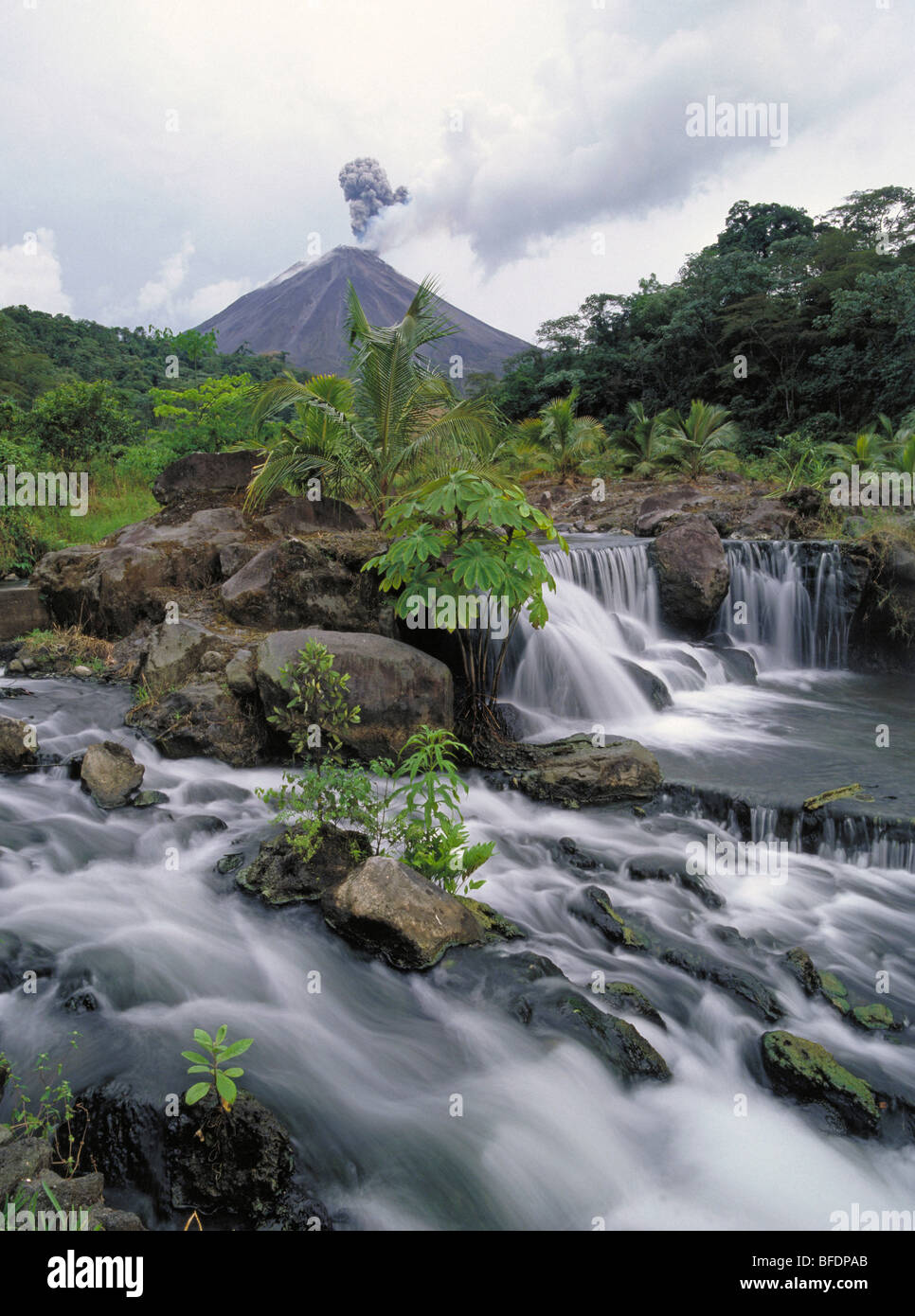Aguas termales Tabacón como Volcán en erupción en el bosque lluvioso de Costa Rica Fotografía de stock - Alamy