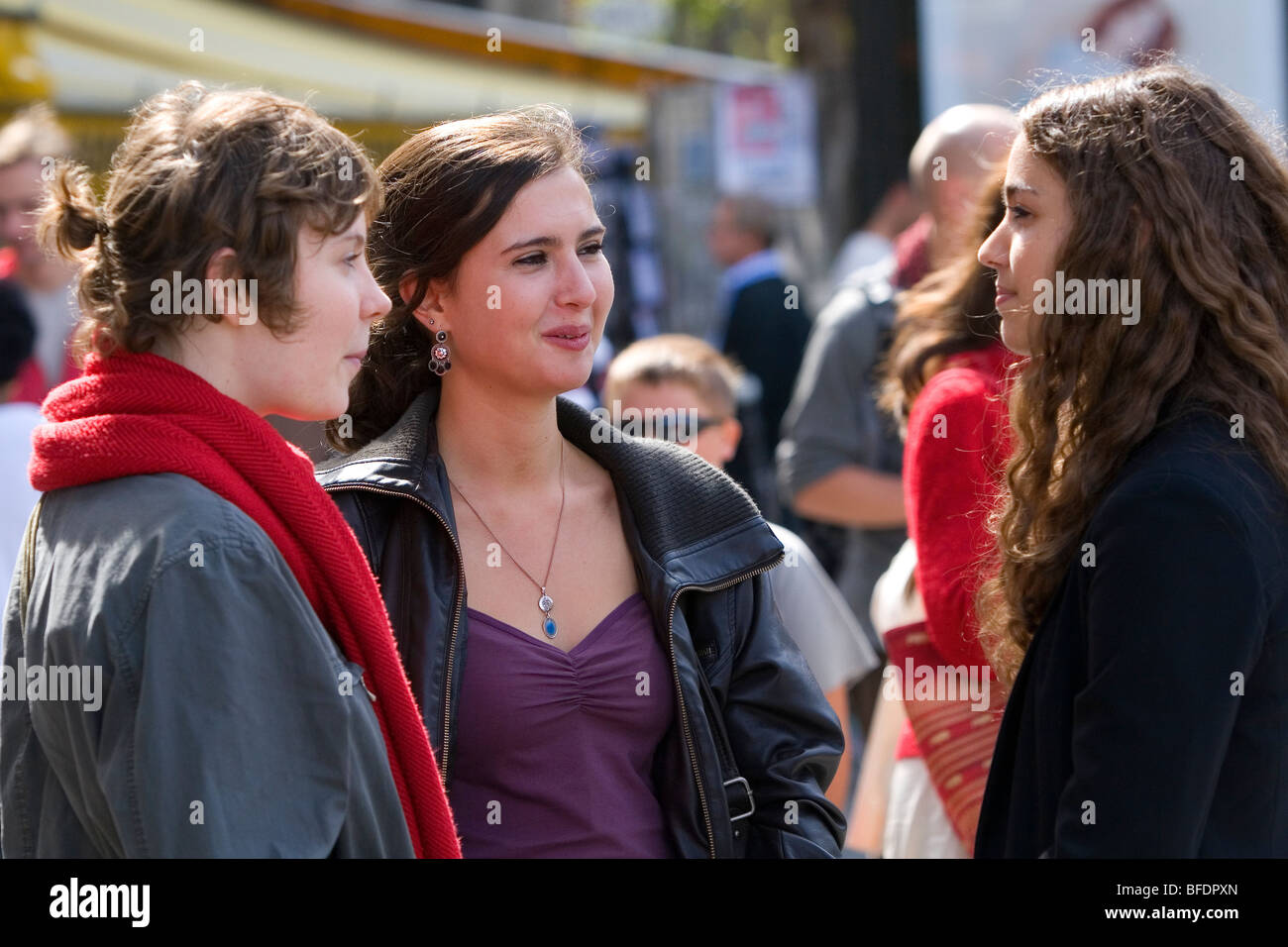 Estudiantes franceses socializar en la Place Saint-Michel, París, Francia. Foto de stock