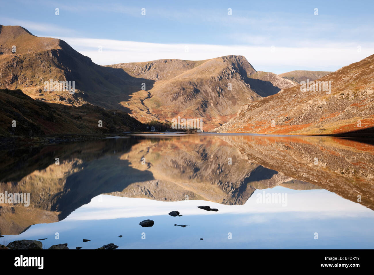 Escena tranquila con agua de Llyn Ogwen lago refleja las montañas en el Parque Nacional de Snowdonia Ogwen valle al norte de Gales, Reino Unido Foto de stock