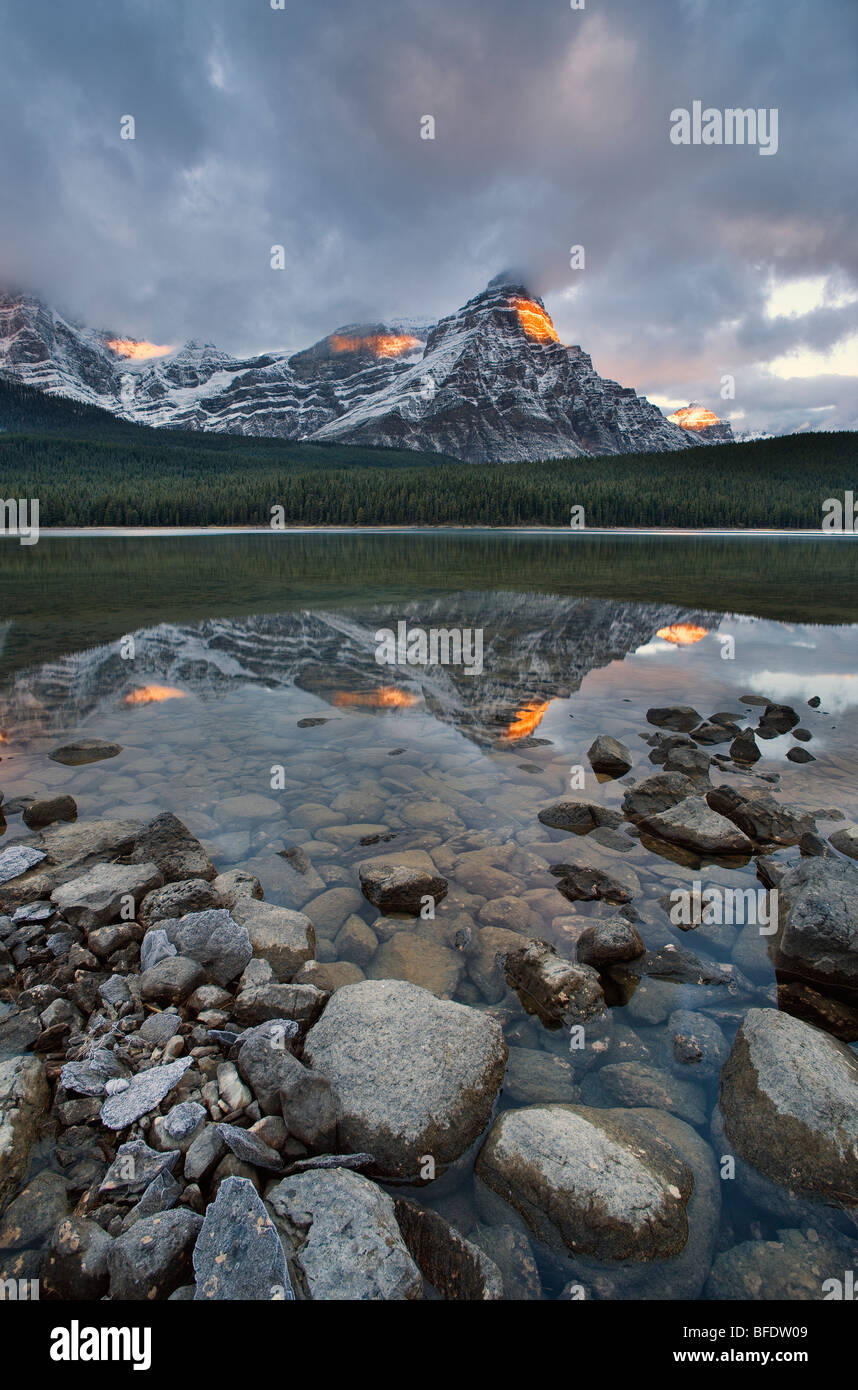 Mount Chephren reflejado en el lago de aves acuáticas superiores, Parque Nacional de Banff, Alberta, Canadá Foto de stock