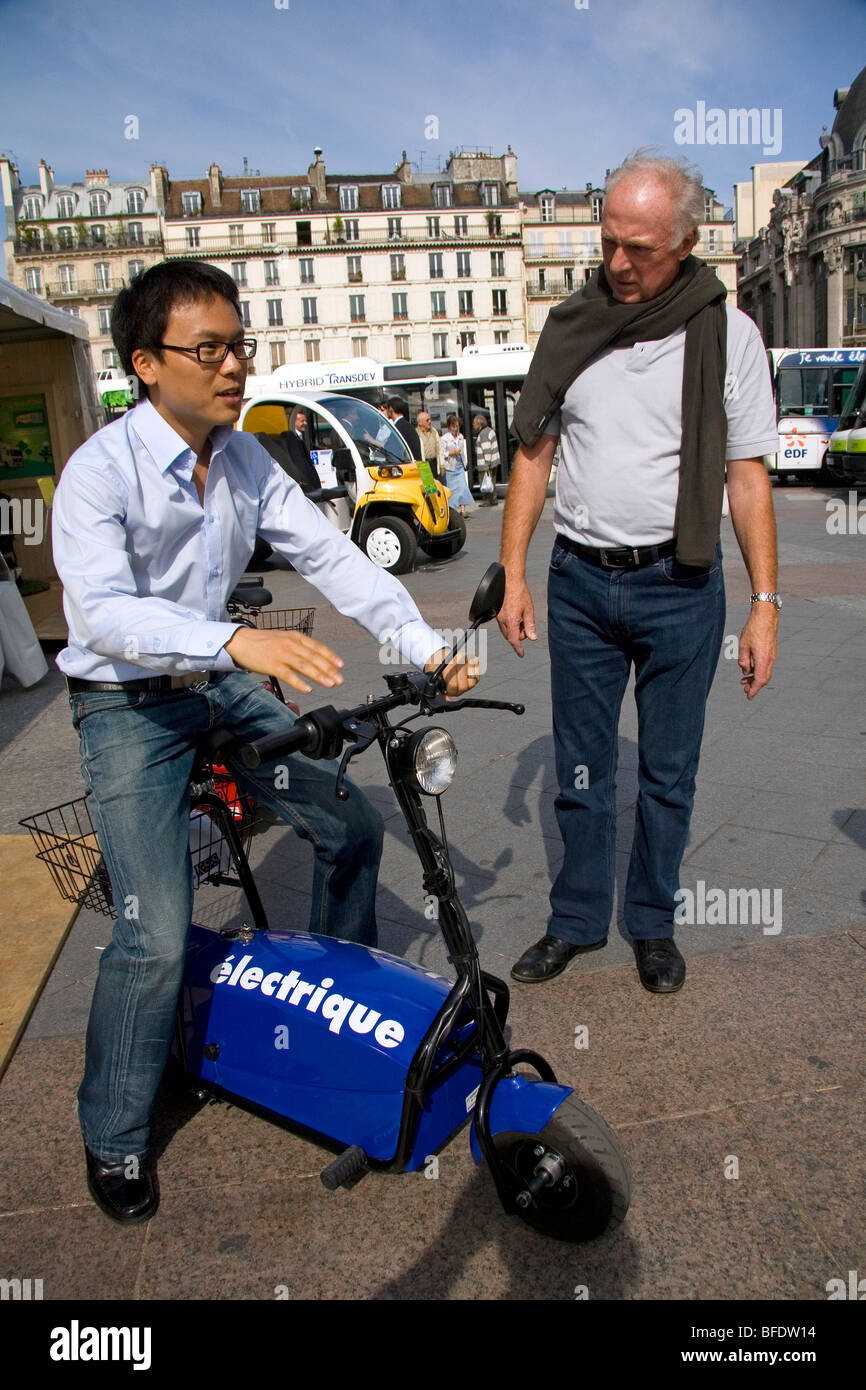 Concept eléctrico scooter exposición pública en frente del Hotel de Ville de París, Francia. Foto de stock