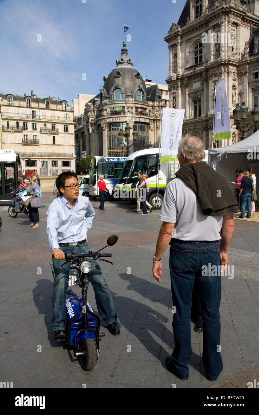 Concepto de automóvil eléctrico exposición pública en frente del Hotel de Ville de París, Francia. Foto de stock