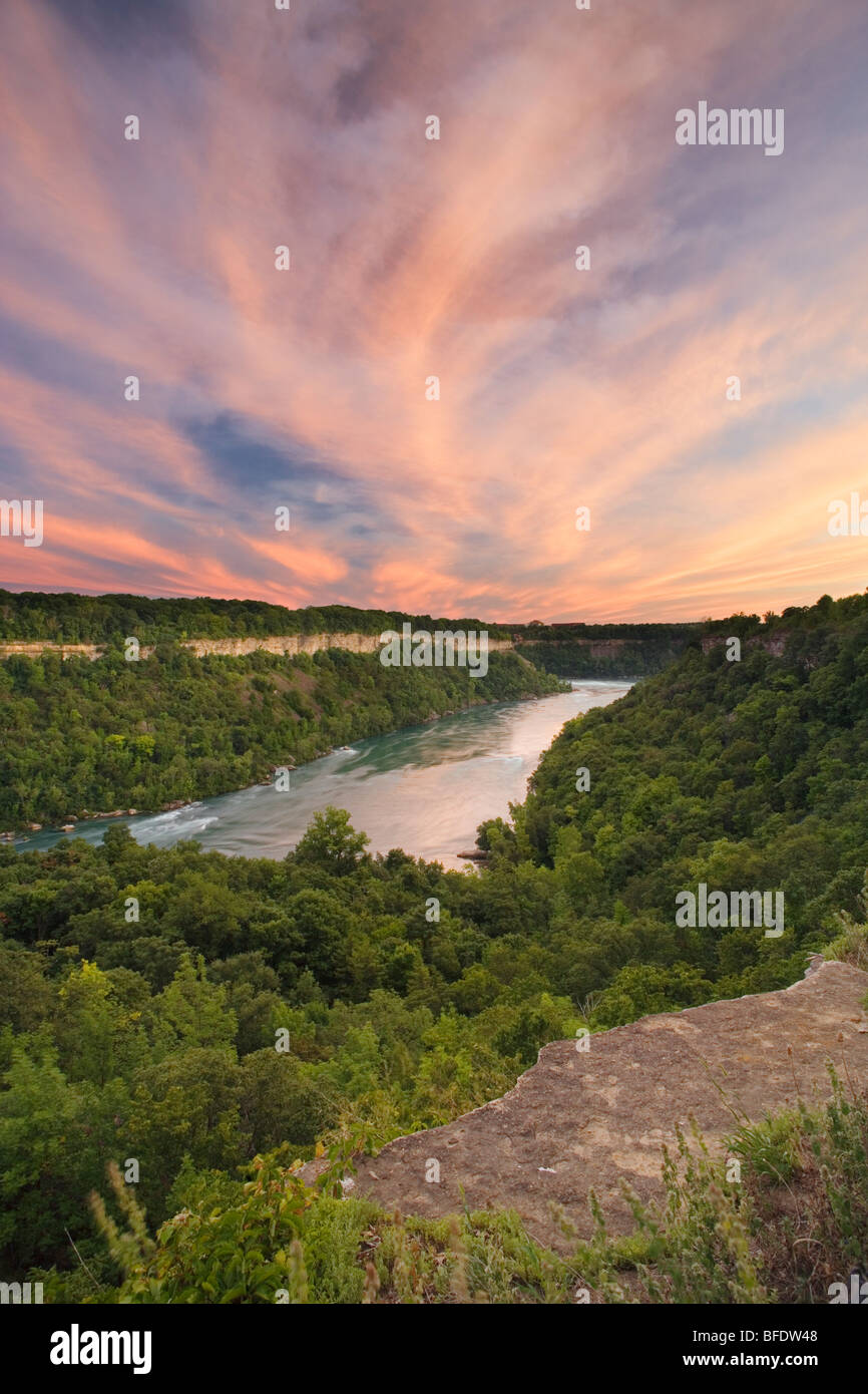El Río Niágara desde el mirador sobre la Reserva Natural de la Cañada de Niagara, Niagara Falls, Ontario, Canadá Foto de stock