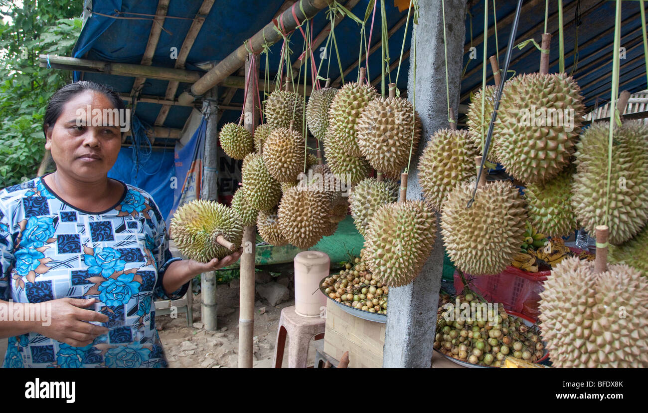 Fruta durián en venta en un mercado en Bali, Indonesia Foto de stock