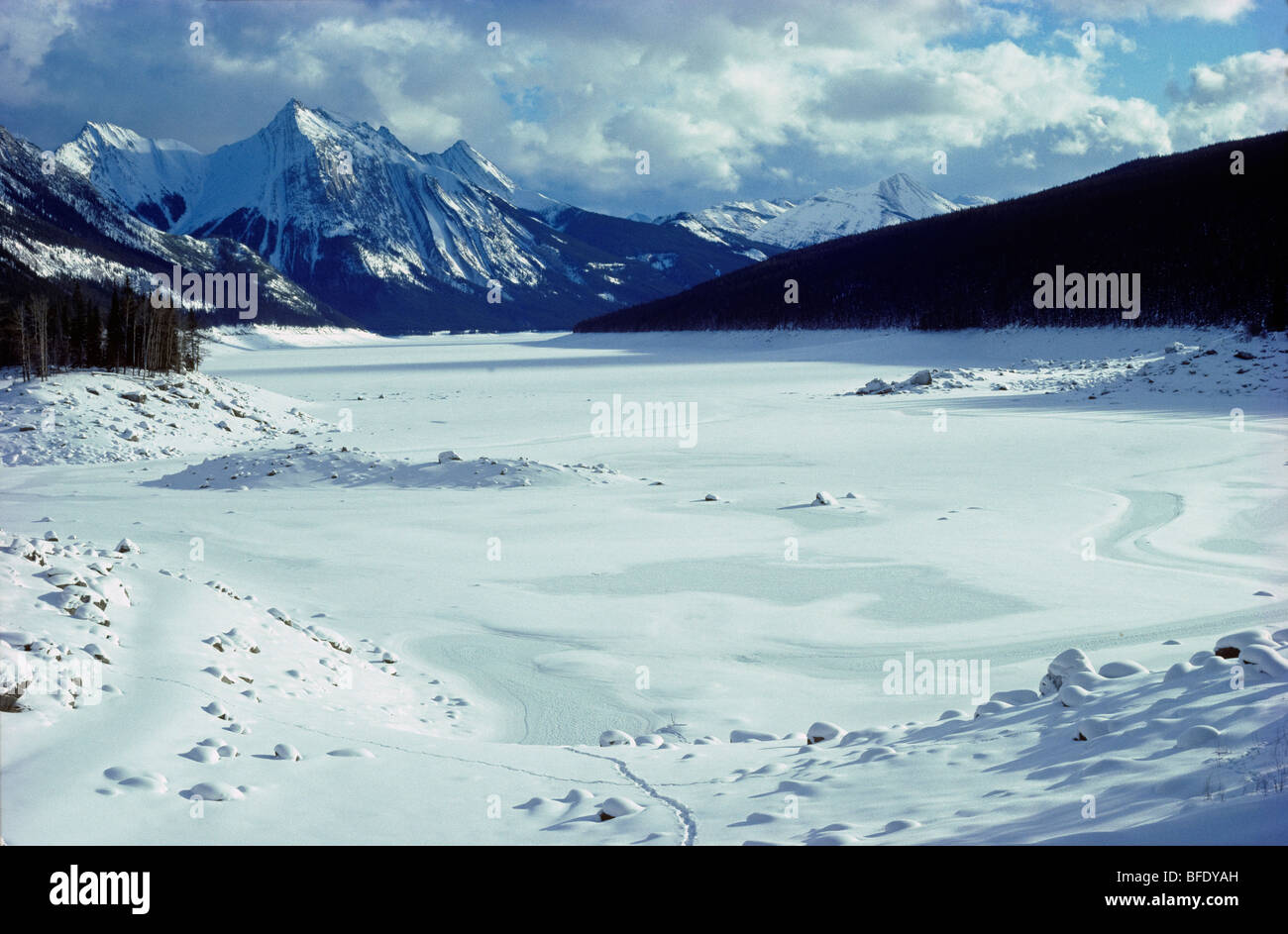 El Lago Medicina en invierno, vista al sureste hacia el rango de Queen Elizabeth, el Parque Nacional de Jasper, Alberta, Canadá Foto de stock