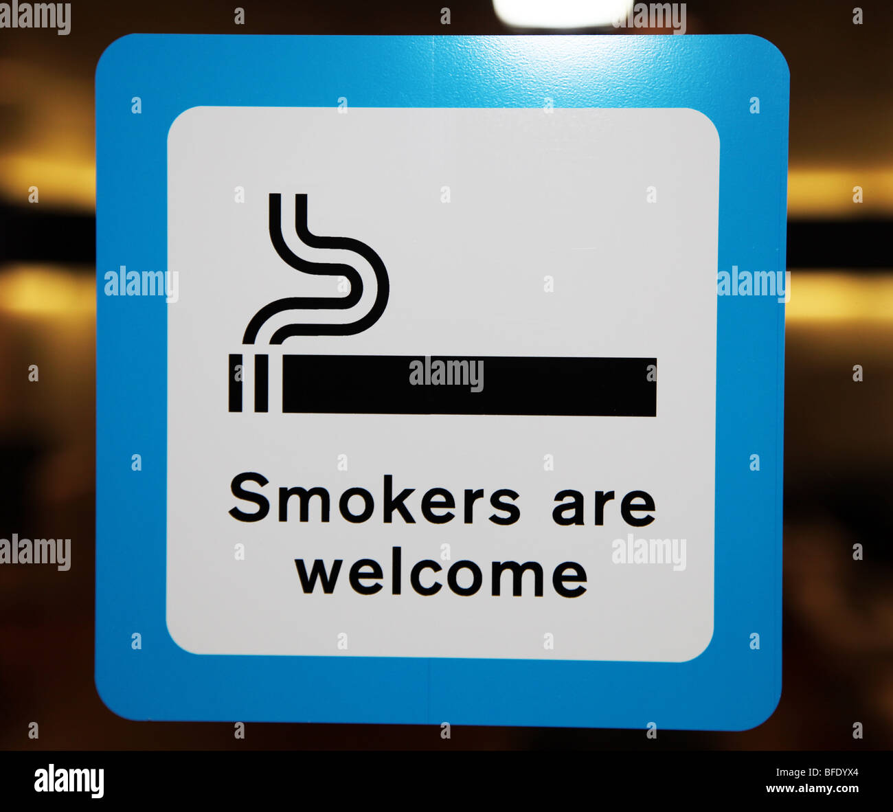 Los fumadores son signo positivo, el aeropuerto de Zurich el salón de fumadores Foto de stock