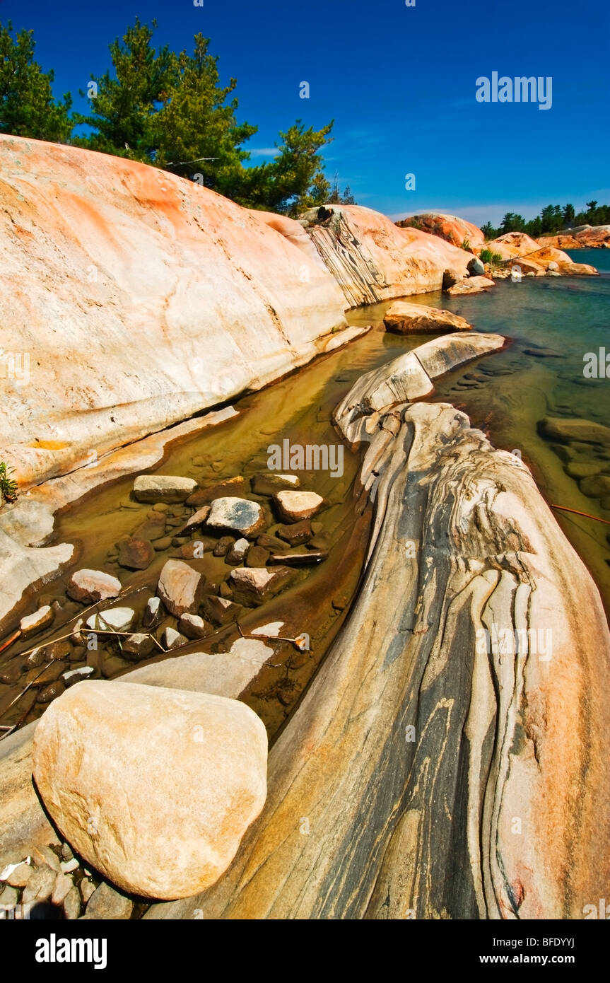 Estrías en precámbricos shield rock en Georgian Bay, al sur de Philip Edward Island, Ontario, Canadá Foto de stock