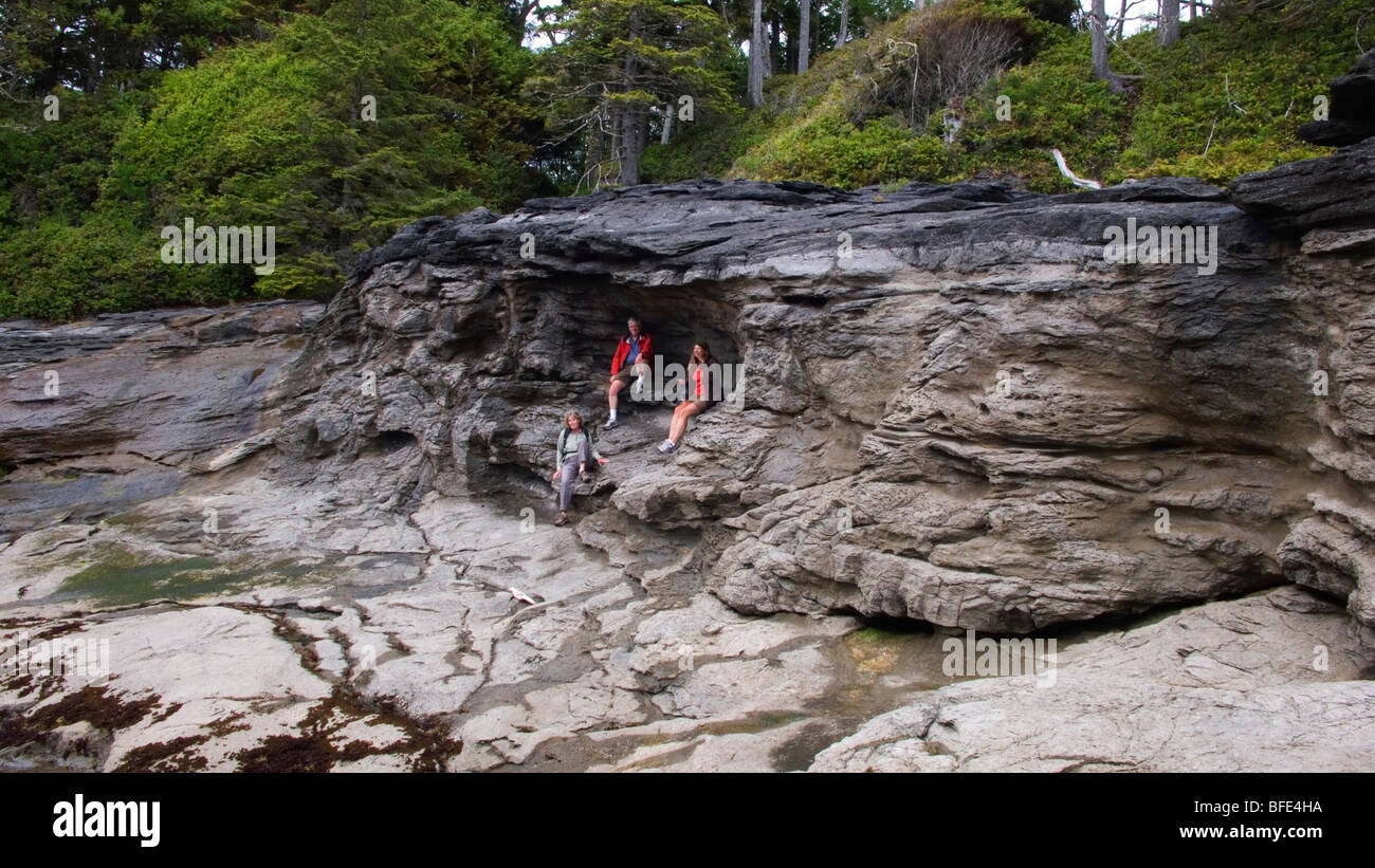 Los amantes de la playa descanso en una playa natural cueva junto al Juan de Fuca Marine Trail en la isla de Vancouver, British Columbia, Canadá Foto de stock