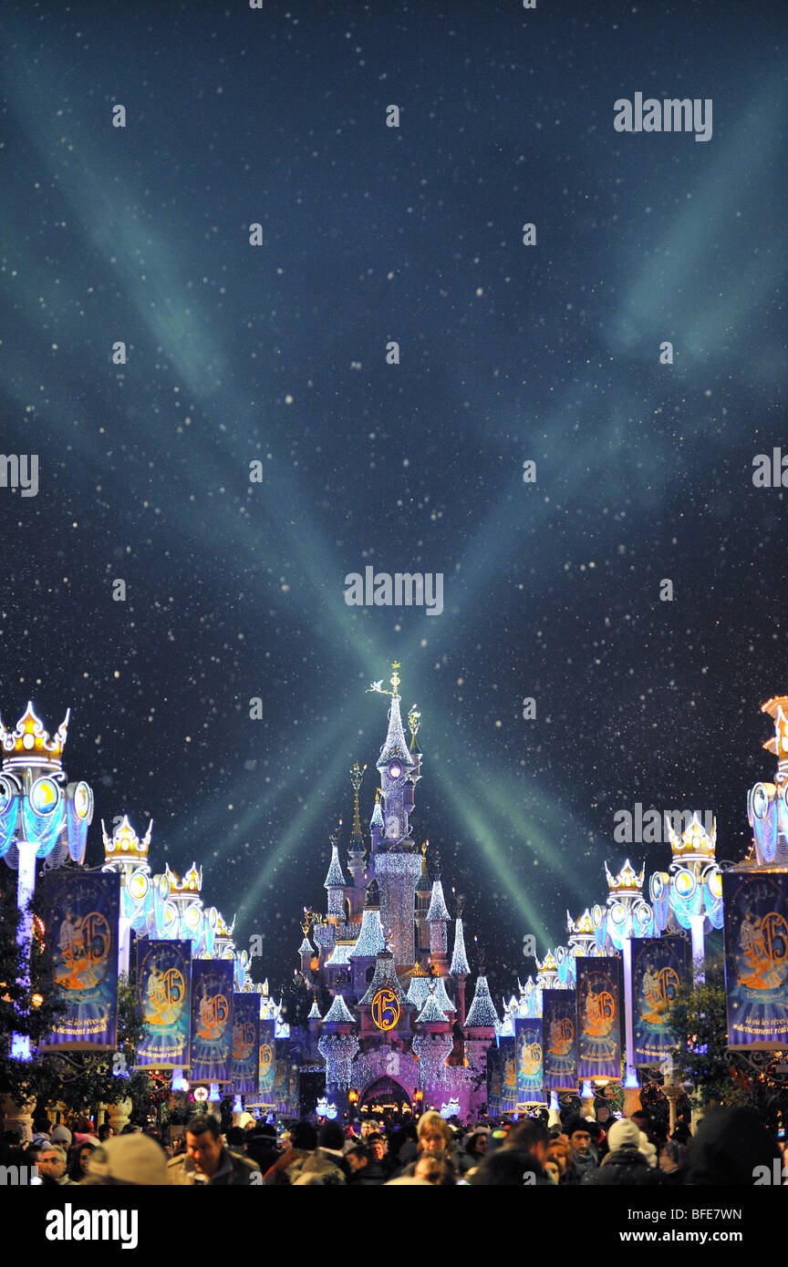 Calle principal y Magic Kingdom castle en Disneyland Paris de noche Iluminaciones de Navidad de invierno Foto de stock
