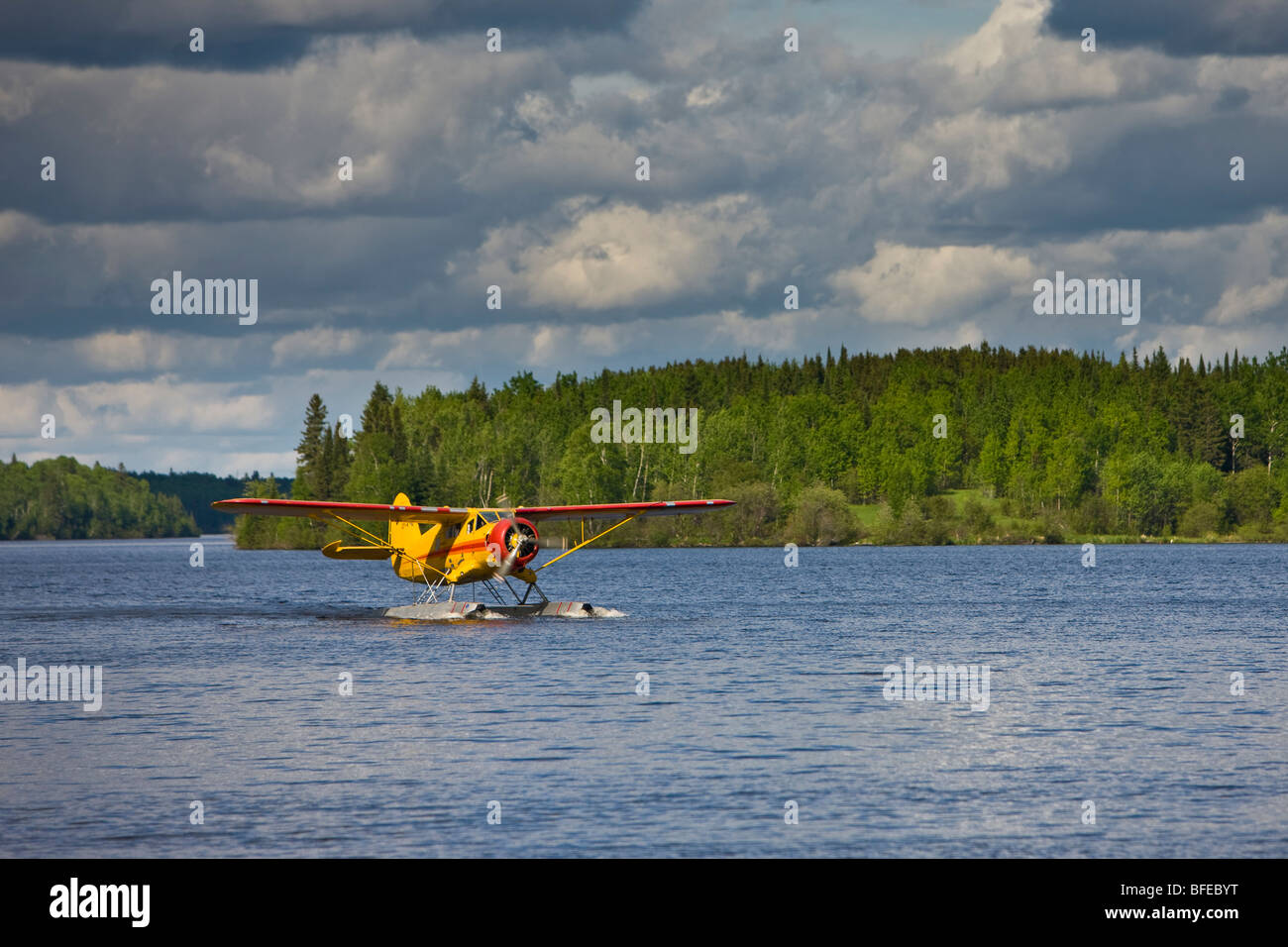 Avión Norseman, Chimo Air Service, rodadura sobre el agua en la ciudad de Red Lake, Ontario, Canadá Foto de stock