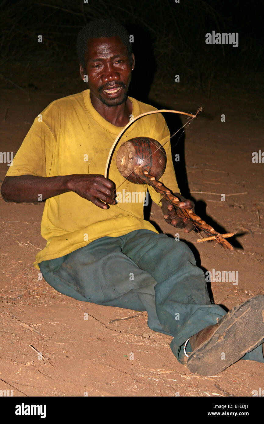 La Tribu Hadza hombre tocando un instrumento tradicional, Zeze tomadas