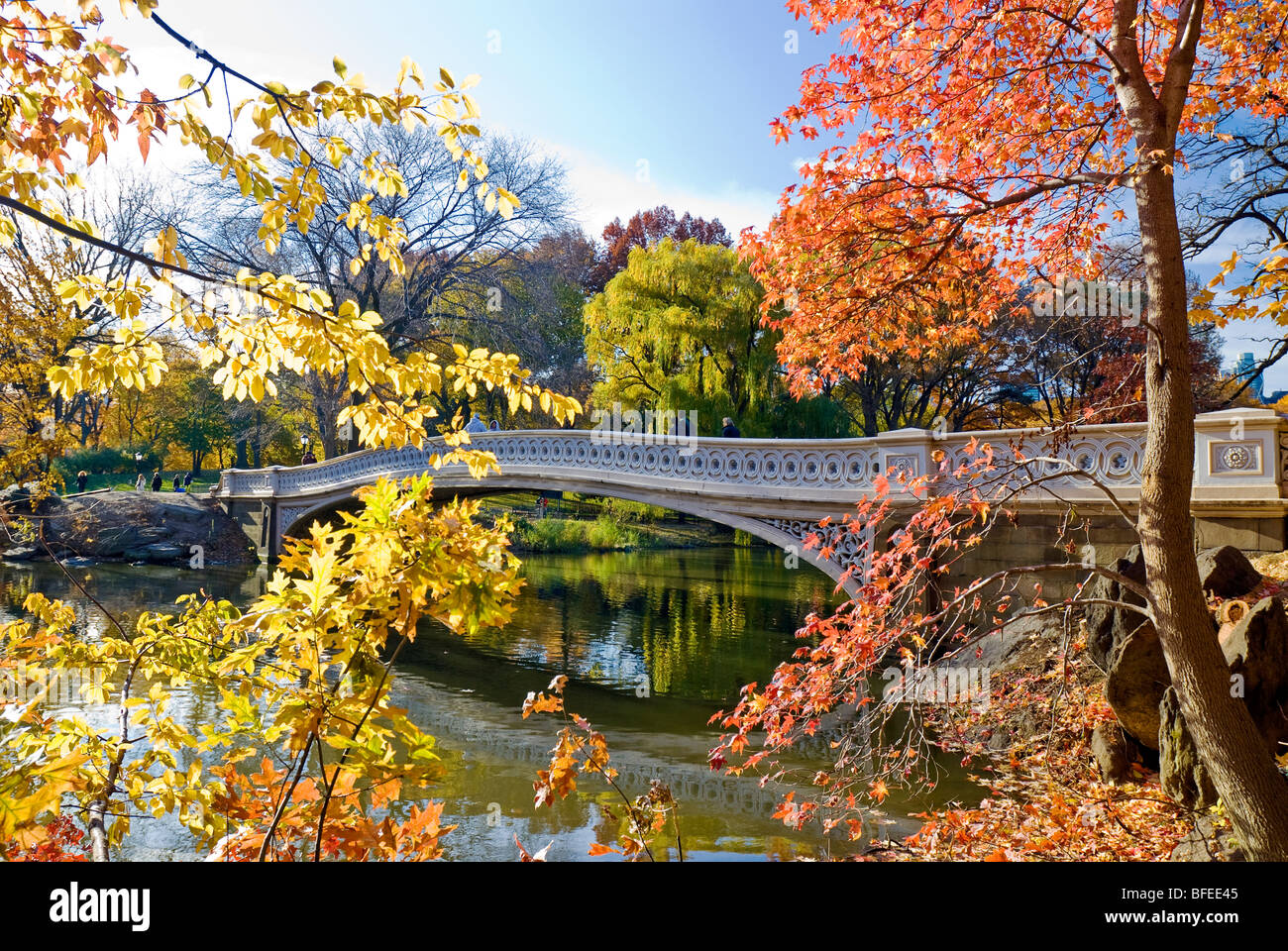Puente de arco en otoño, Central Park, la ciudad de Nueva York. Foto de stock