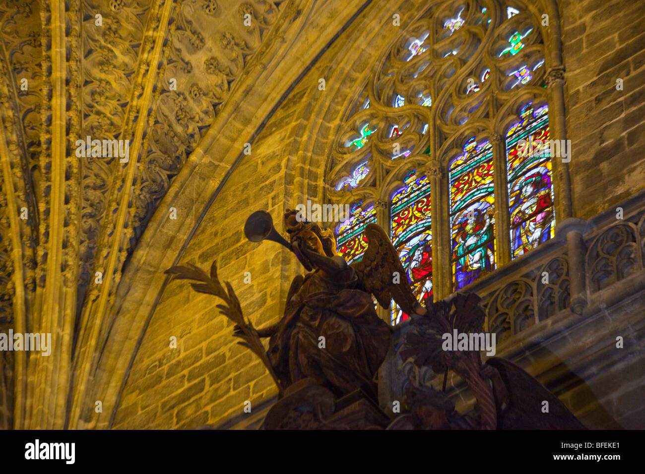 Vidriera de la Catedral de Sevilla en España Foto de stock