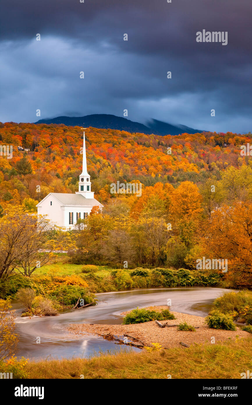 Vista otoñal de Stowe Community Church - Stowe, Vermont, EE.UU. Foto de stock