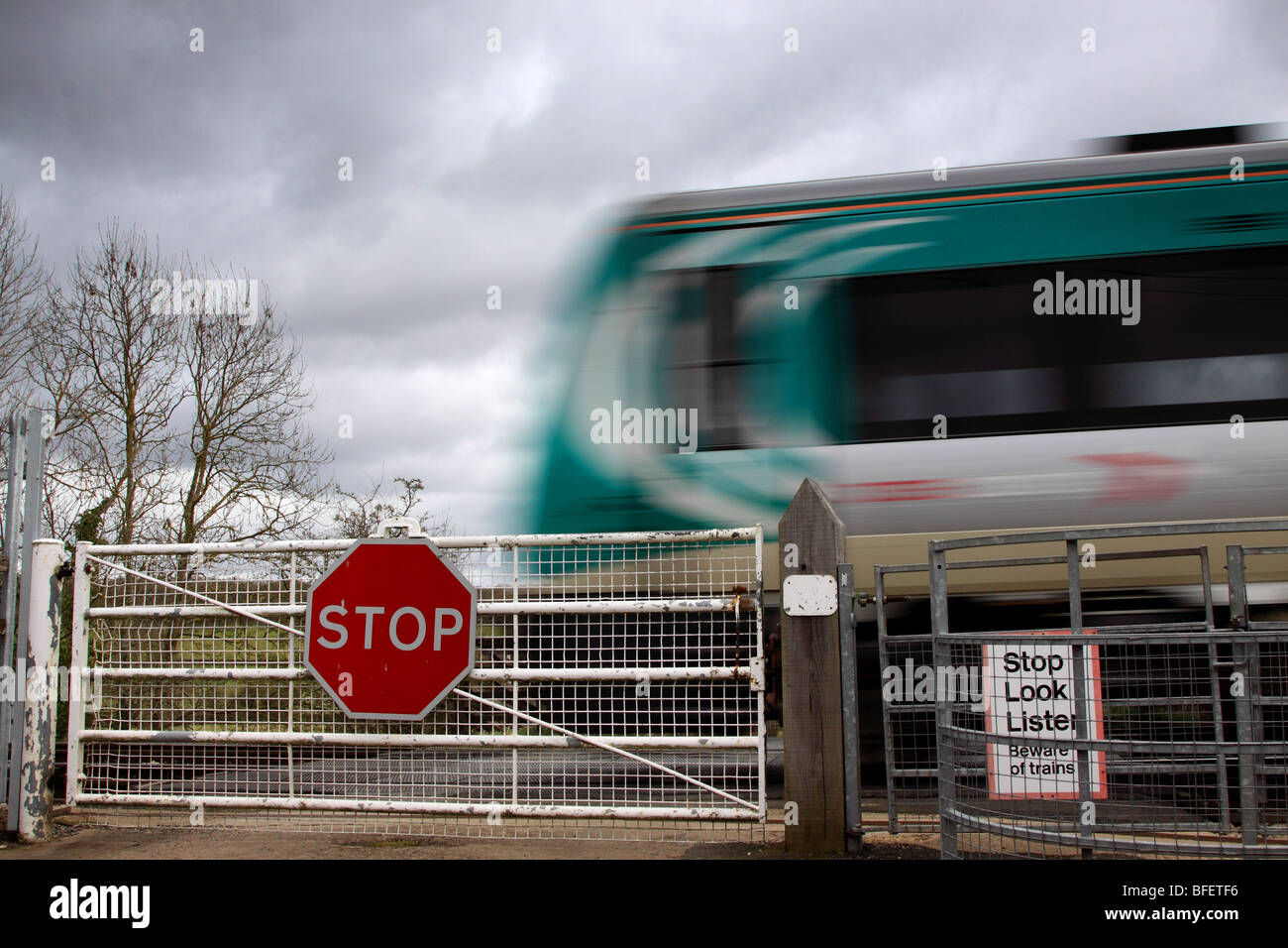 Tren pasa guarnecida gated paso a nivel, Worcestershire, Inglaterra Foto de stock