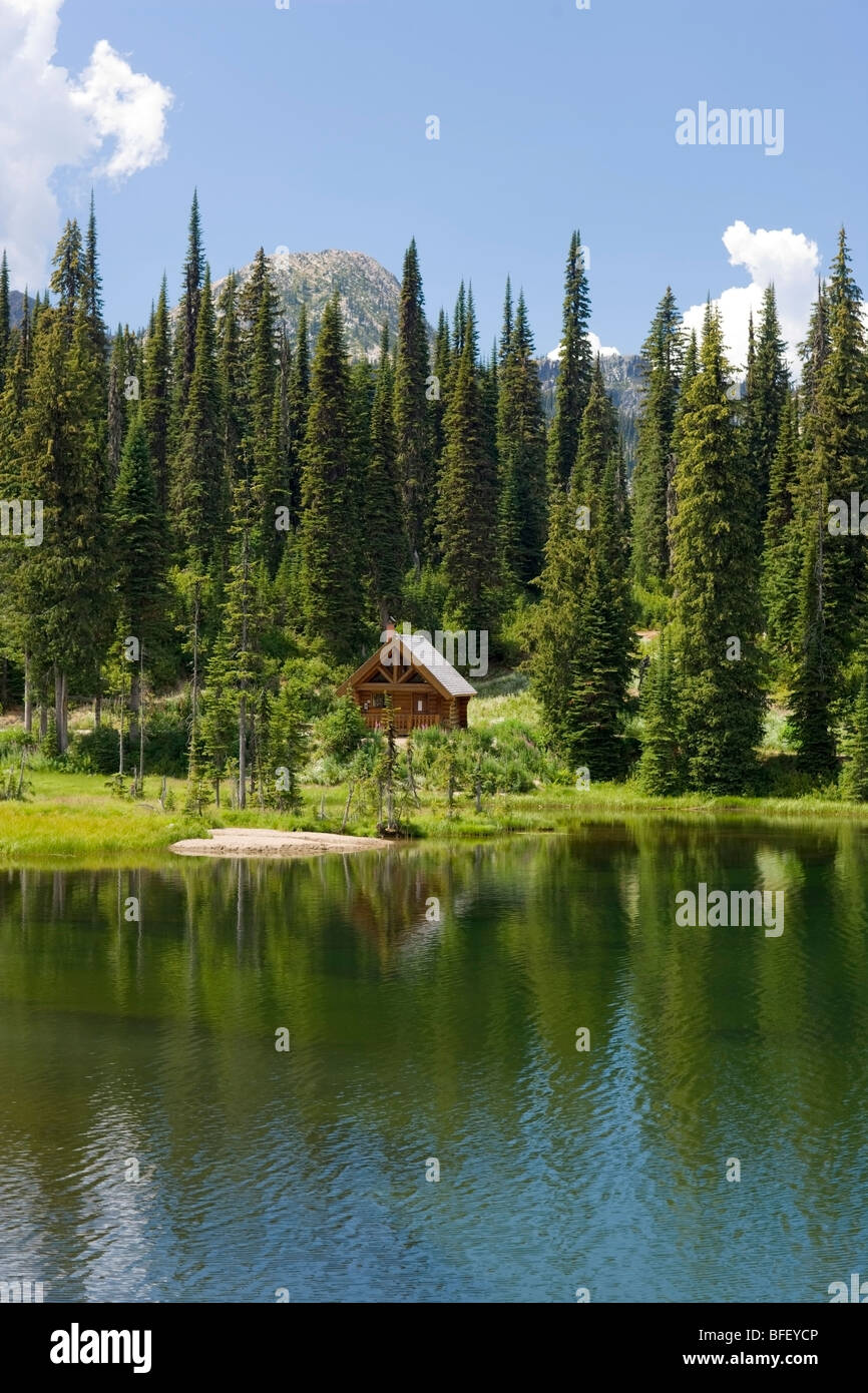 Cabaña sobre el lago, Kootney Pass, British Columbia, Canadá Foto de stock
