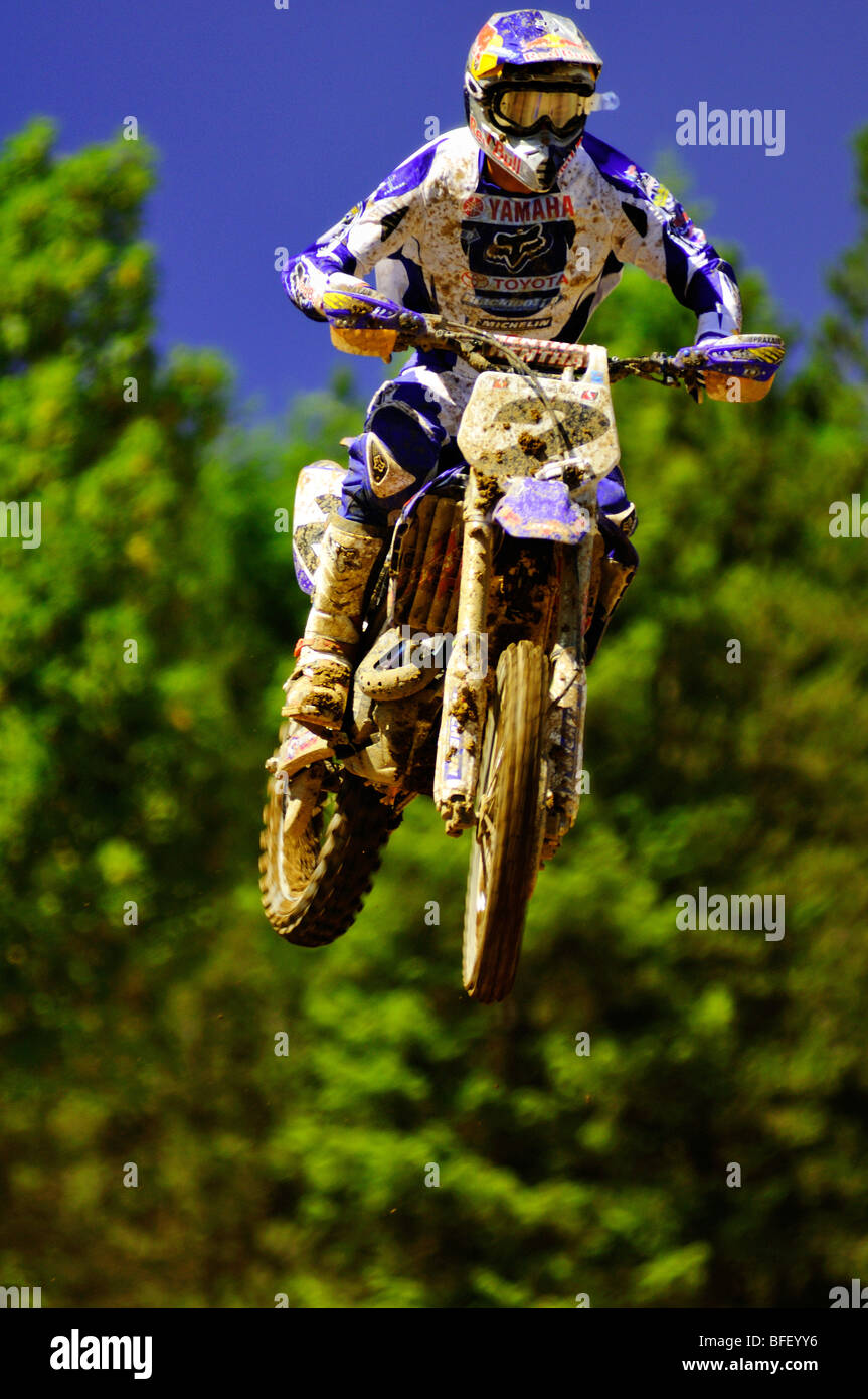 Motocross racer #2 airborne durante Pro evento nacional en las tierras yermas en Nanaimo, BC Foto de stock