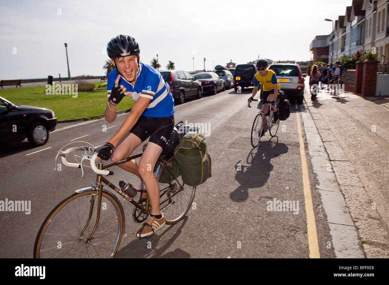 Los adolescentes varones en unas vacaciones en bicicleta desde Inglaterra a Francia Foto de stock