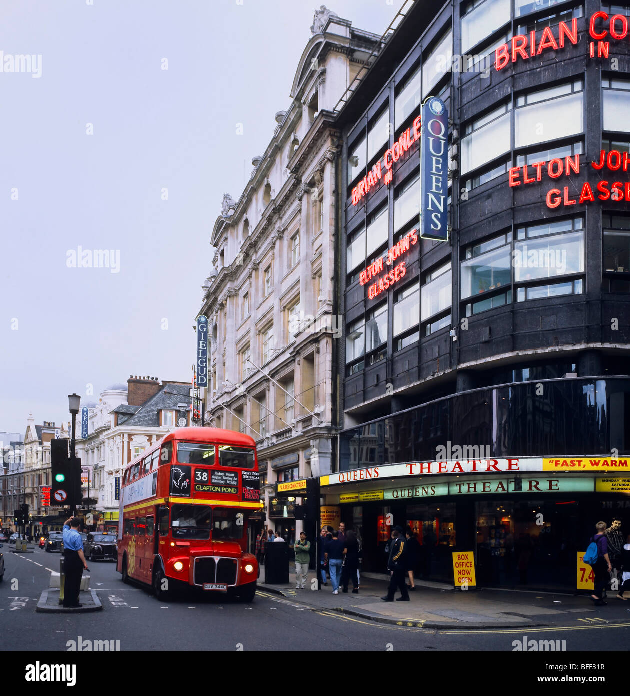 Teatro de Queens y red double decker bus Routemaster en Shaftesbury Avenue Londres, Inglaterra, Gran Bretaña Foto de stock