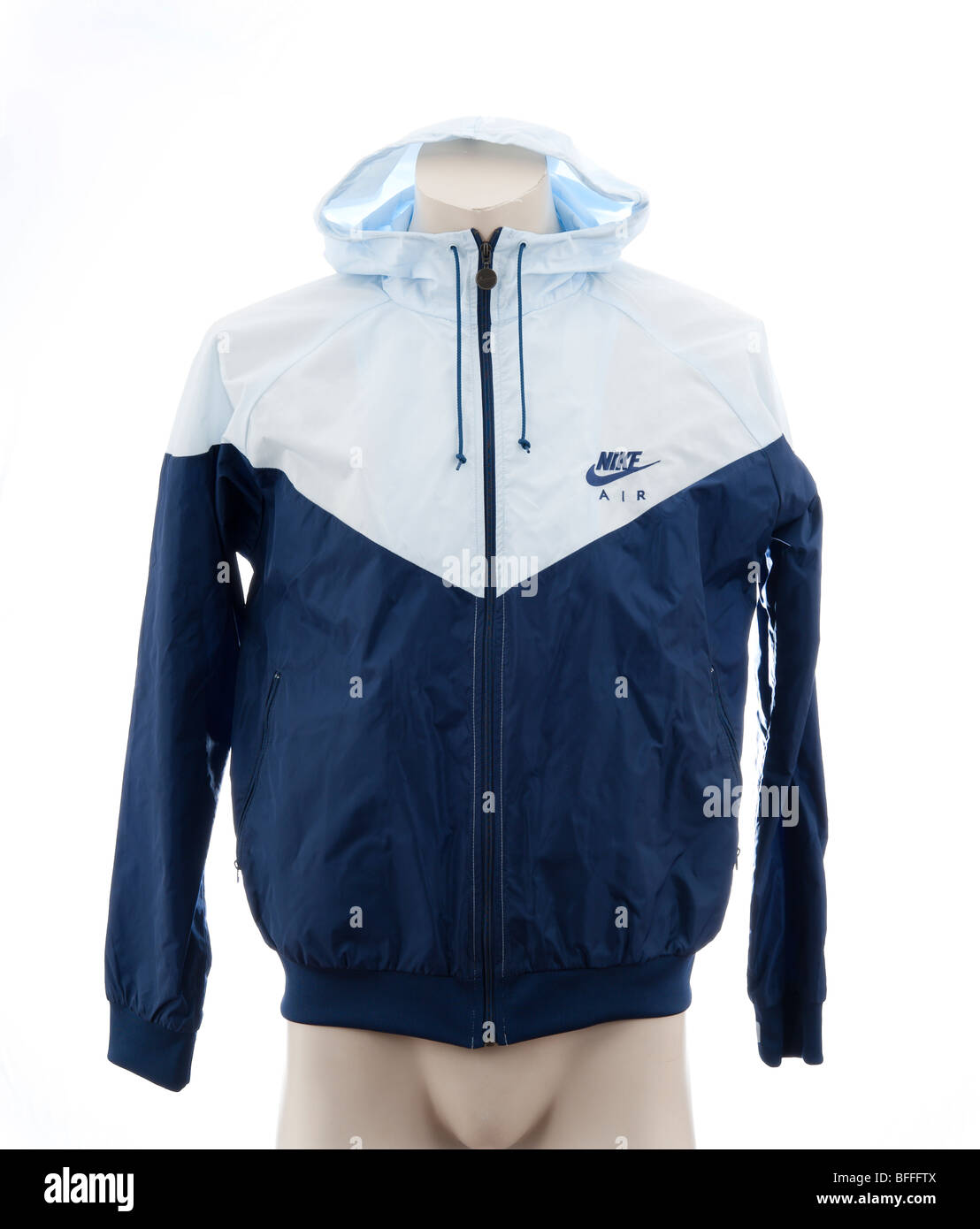 Chaqueta Nike Windrunner mens, cagoule, chubasquero rompevientos. Un  sportswear chaqueta con cremallera de nylon con frecuencia por jóvenes y  scallies desgastados Fotografía de stock - Alamy