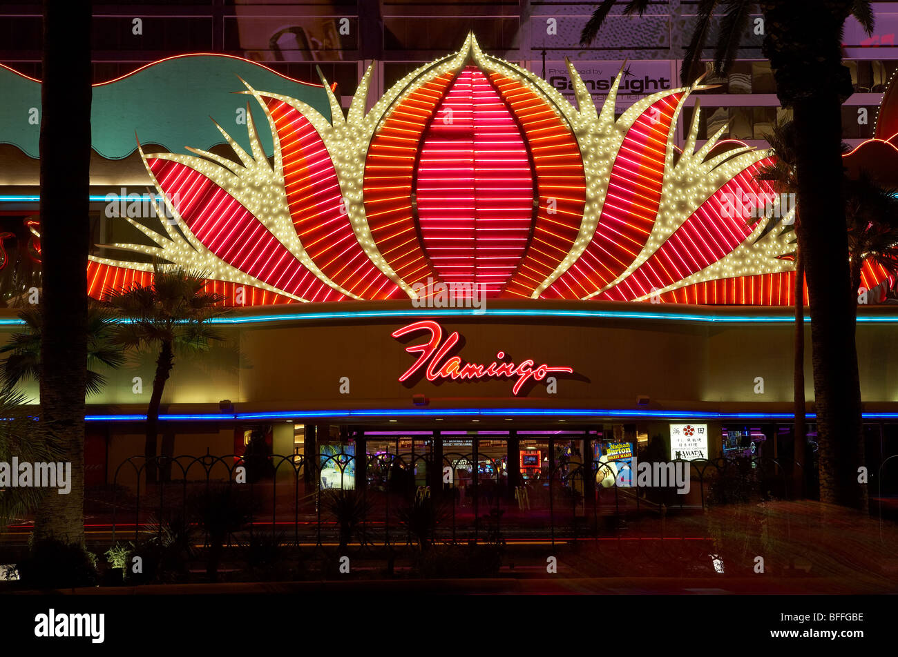 Hotel Flamingo Casino - luces de neón - Escena nocturna - Las Vegas Foto de stock