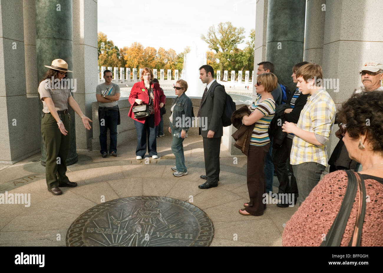 Los visitantes tener un tour guiado, el Memorial de la II Guerra Mundial, Washington DC, EE.UU. Foto de stock