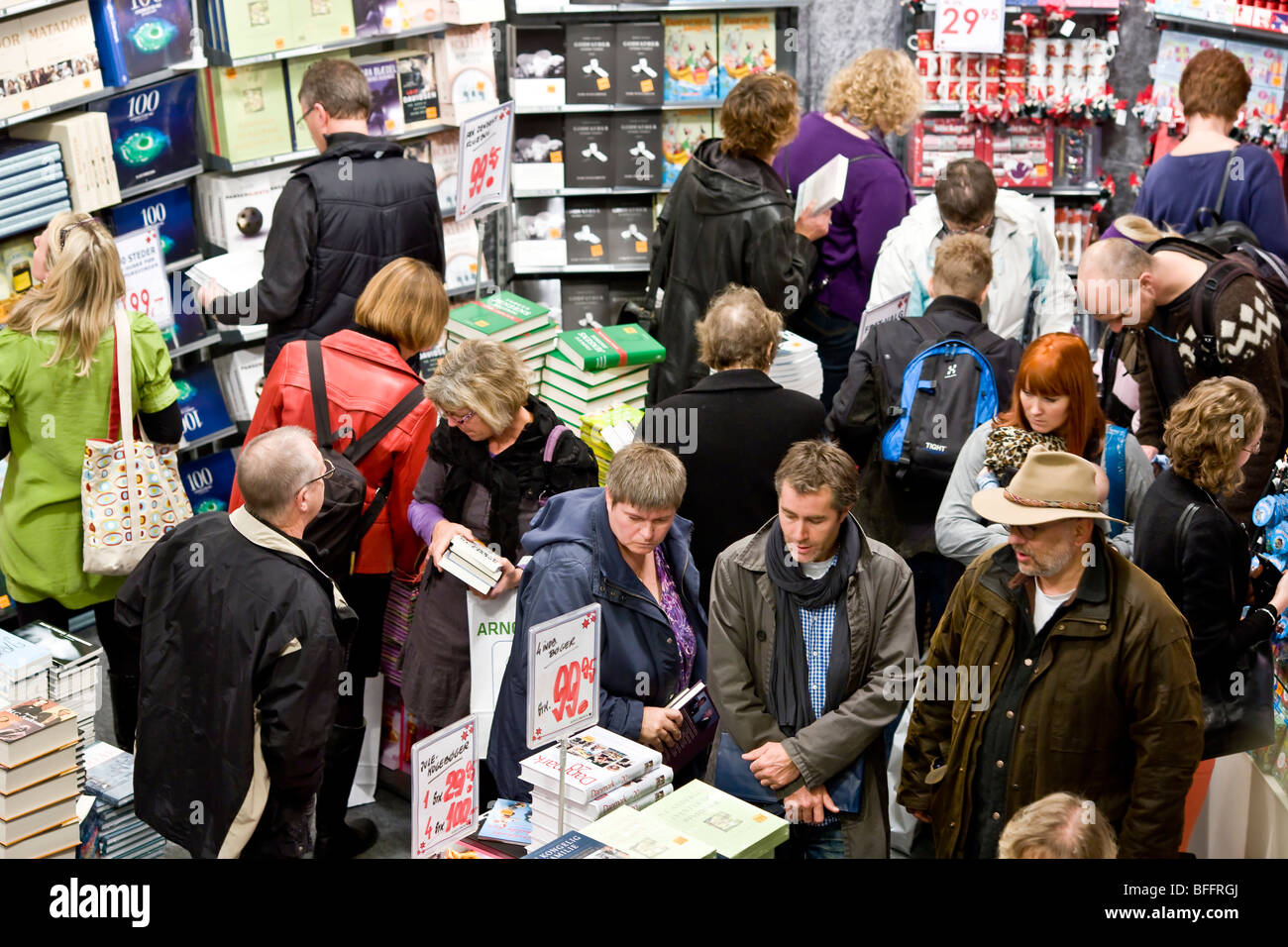 Personas que buscan nuevos libros en el libro de la exposición danesa en Copenhague Foto de stock