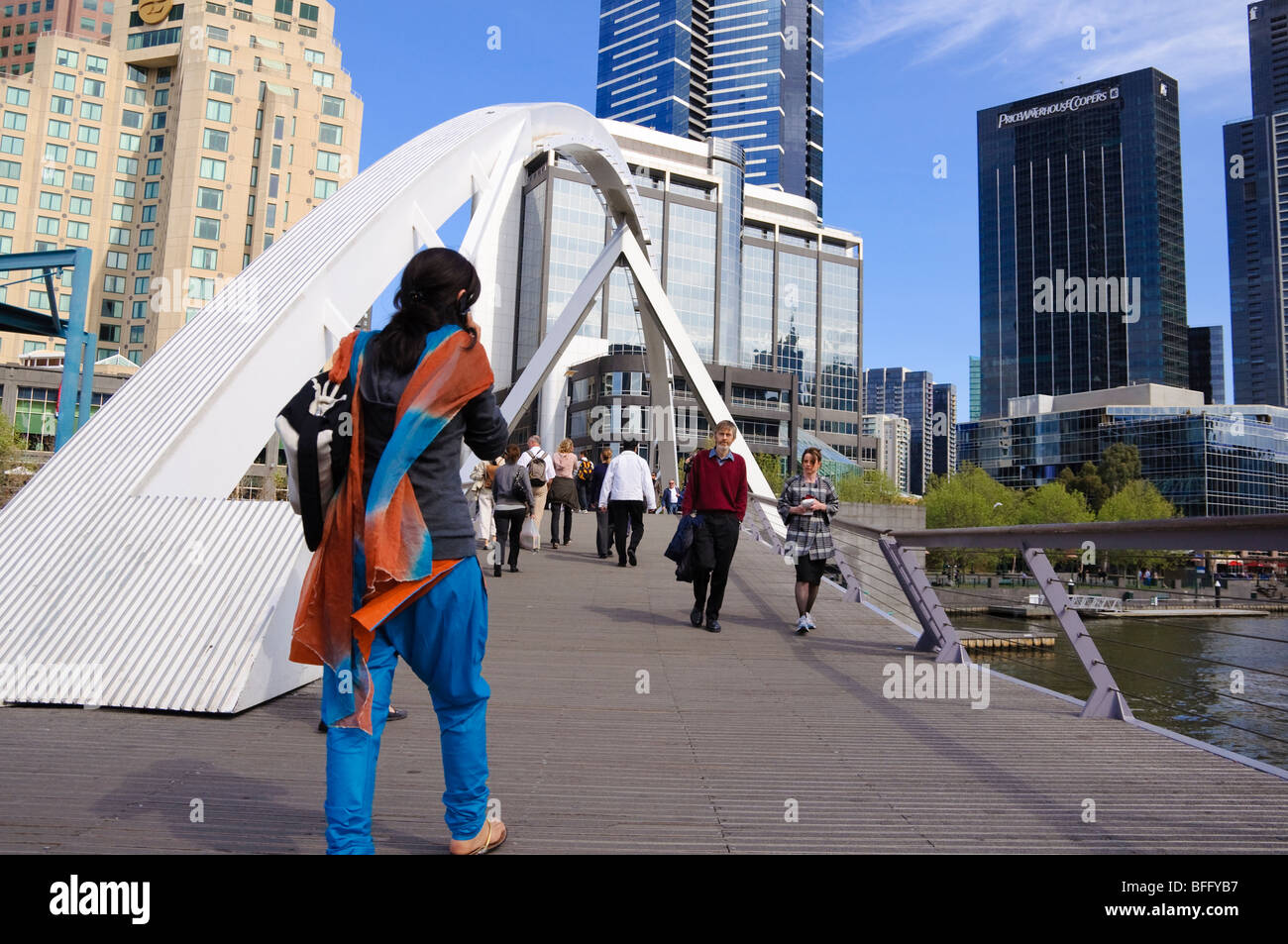 Migrante cruzando un puente peatonal. Foto de stock