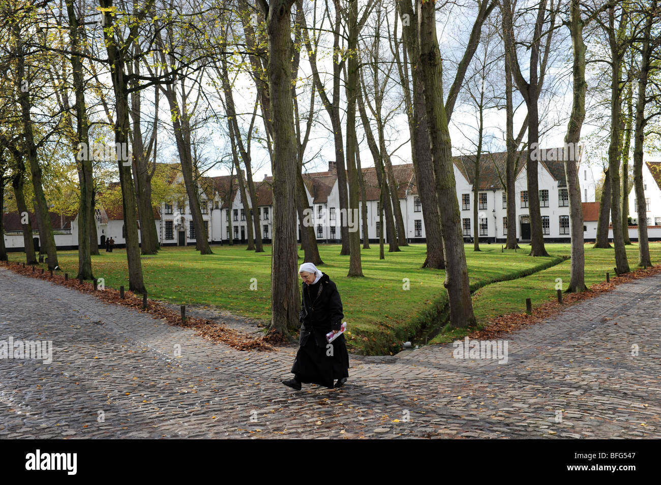 El Begijnhof ahora ocupado por monjas benedictinas en Brujas en Bélgica Europa Foto de stock
