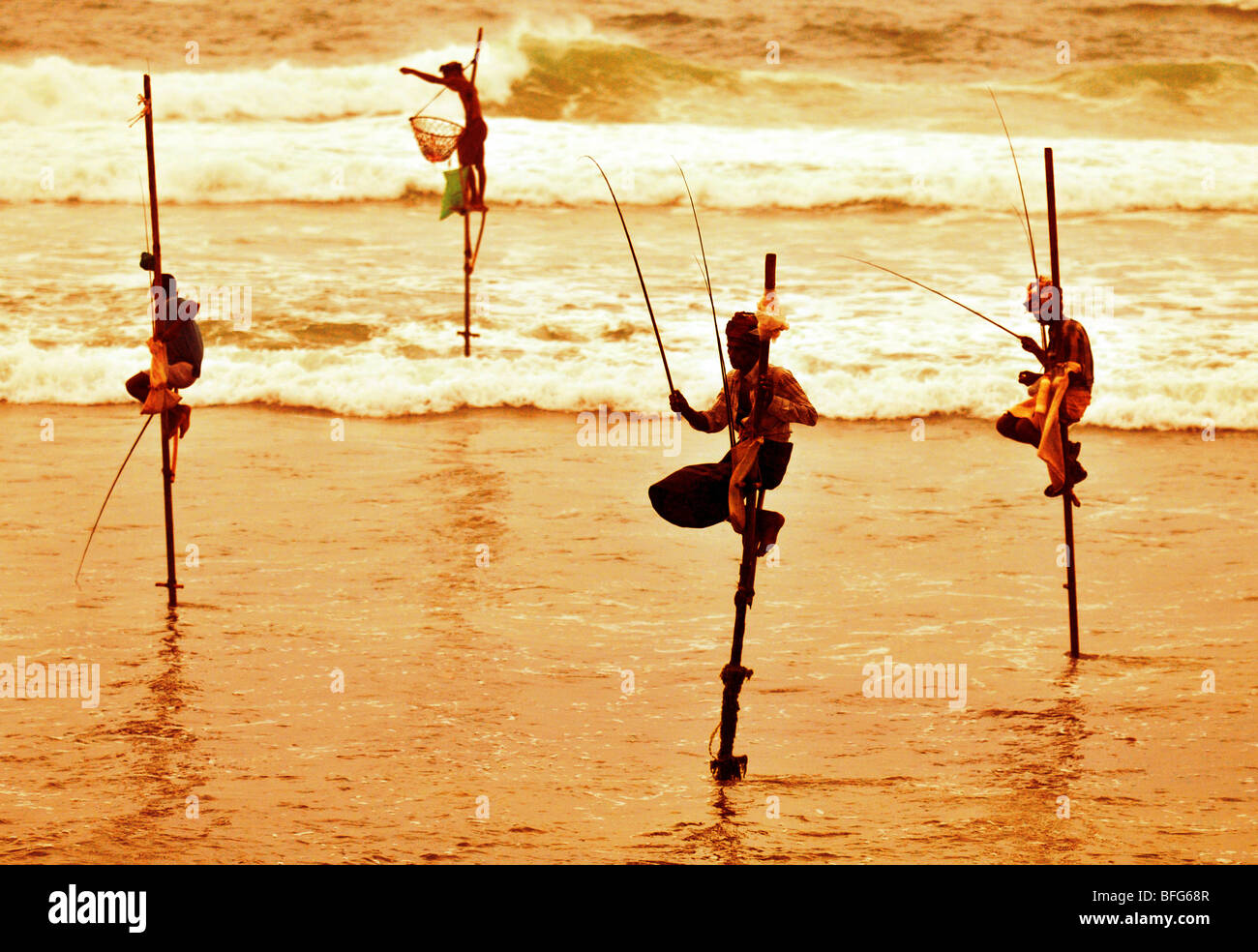 Los pescadores zancos, Sri Lanka, tradicional stilt fisherman en Kogalla, Sri Lanka, Sri Lanka punto de pesca con zancos Foto de stock