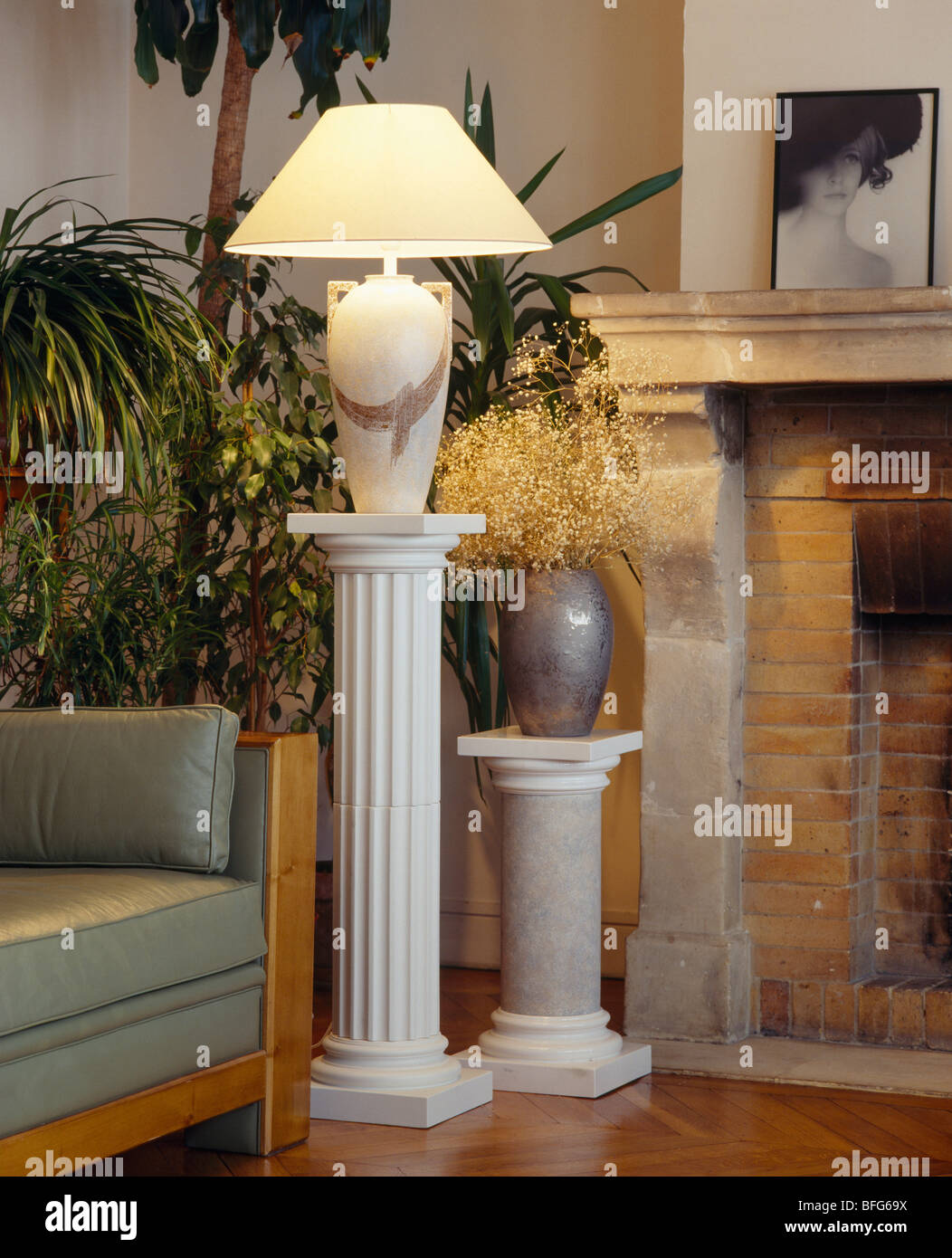 Lámpara blanca en neo-clásica junto a pilar en la olla de peltre pequeño  plinto Fotografía de stock - Alamy