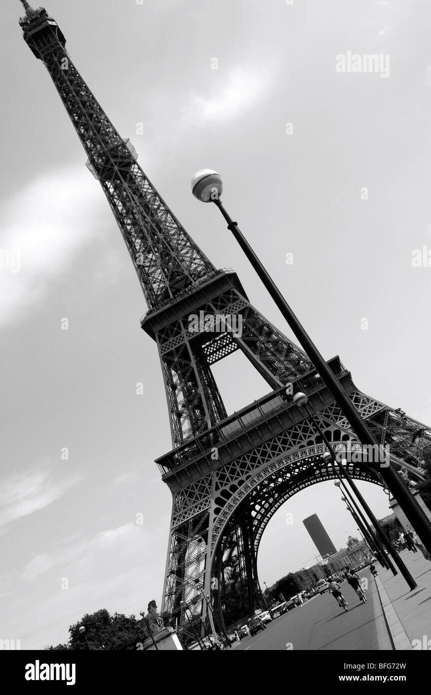 Vista de postal de la Torre Eiffel, París en blanco y negro con los ciclistas Foto de stock