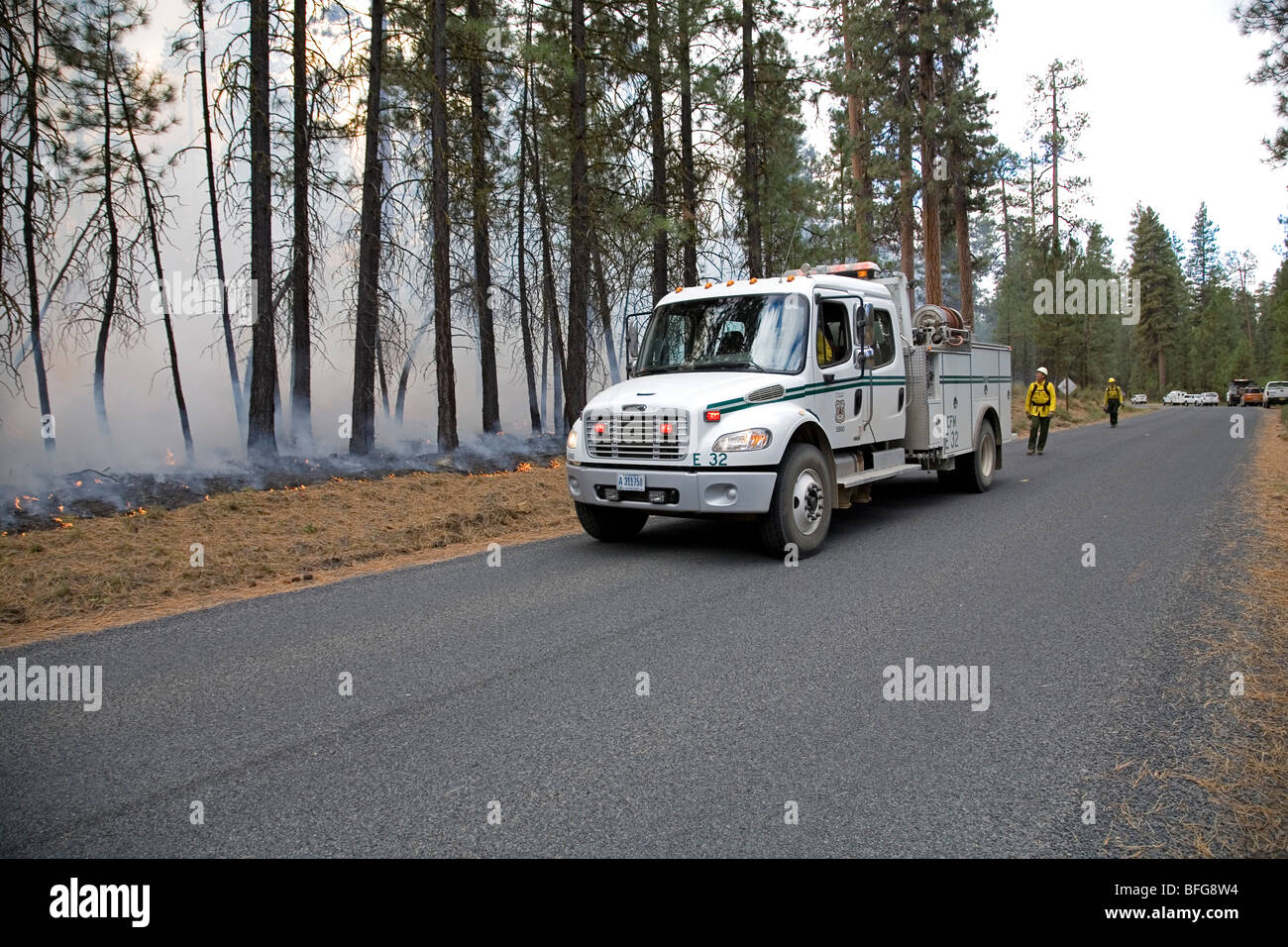 El Servicio Forestal de Estados Unidos en la tripulación de lucha contra incendios forestales Los incendios forestales de Oregon Foto de stock