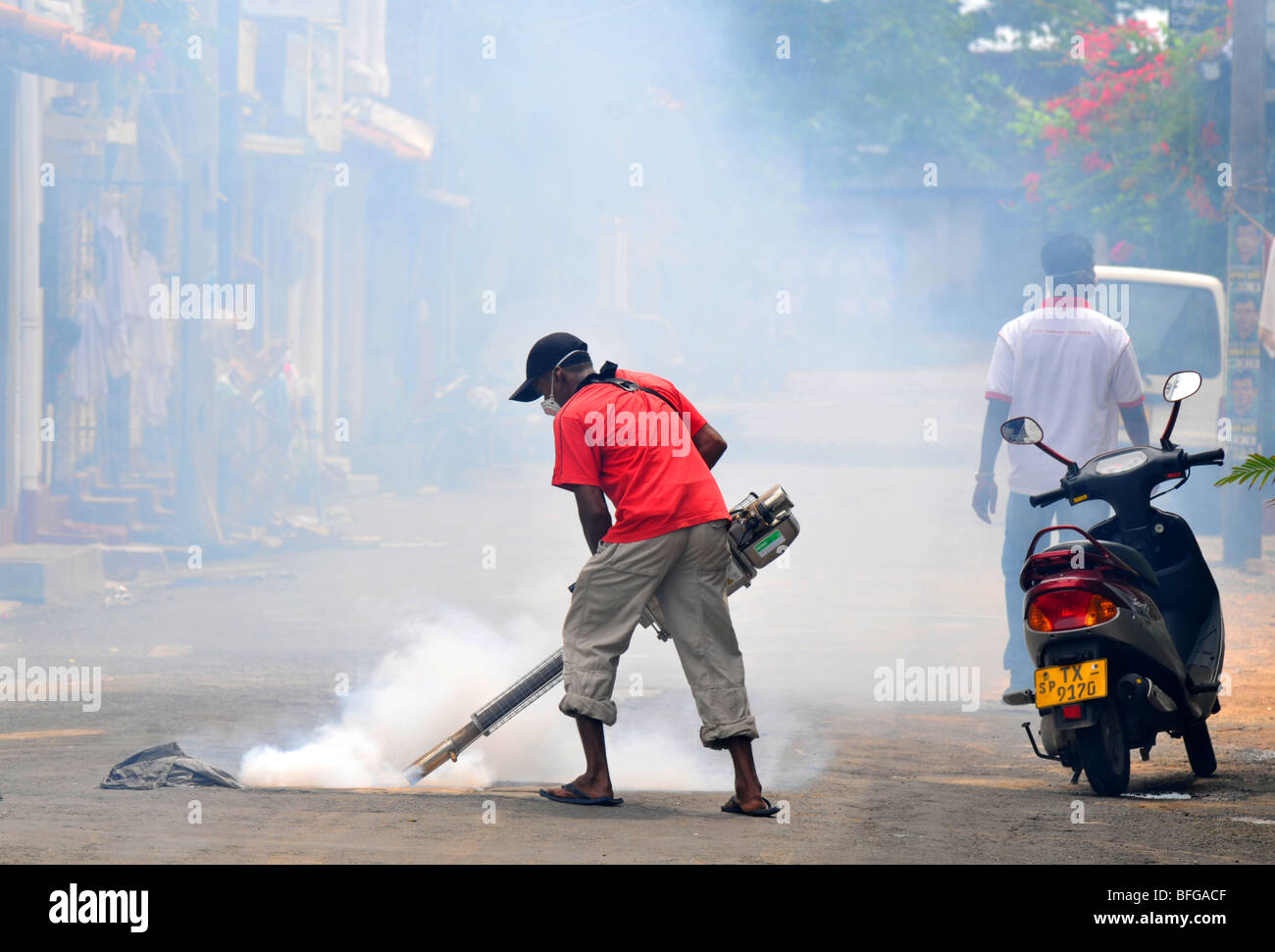 La pulverización del mosquito control, conocido como el empañado, fumigación de alcantarillas en Sri Lanka, el control de los mosquitos, control de mosquito Foto de stock
