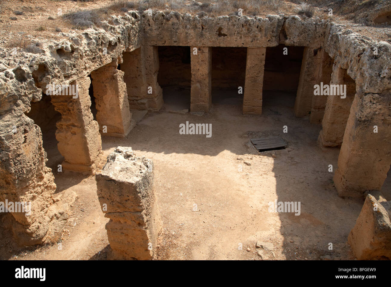 Gran tumba con pilastras tumbas de los reyes, sitio del patrimonio mundial paphos República de Chipre europa Foto de stock