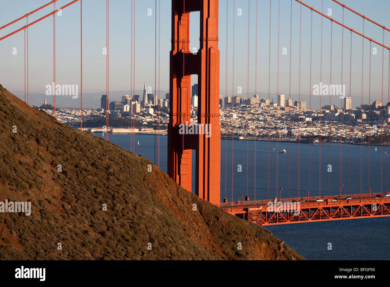 Vistas de San Francisco desde el Marin a través de los cables de suspensión del puente Golden Gate Foto de stock