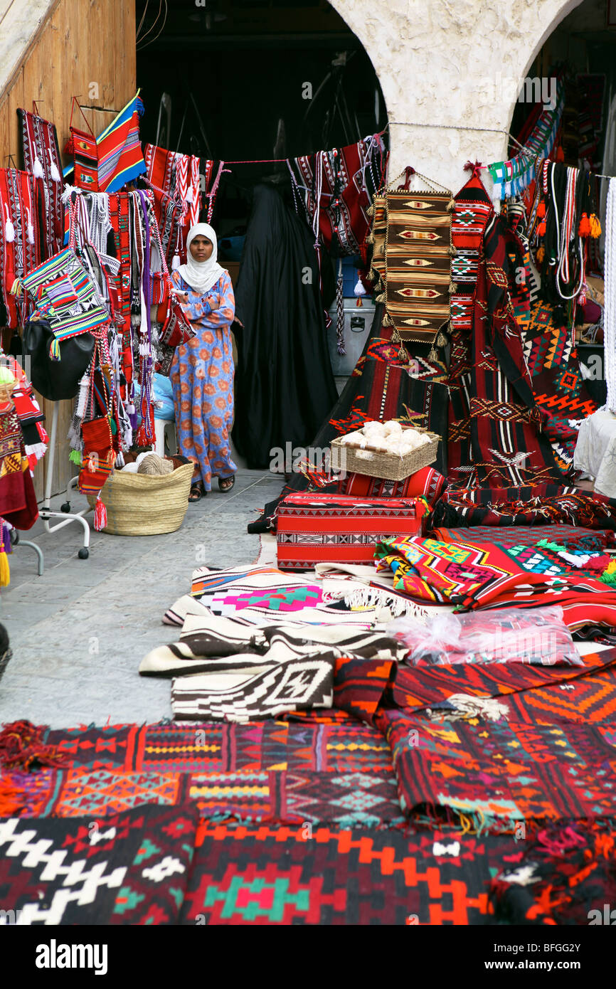 Una tienda de venta de productos textiles tradicionales árabes en el estilo retro Souq Waqif