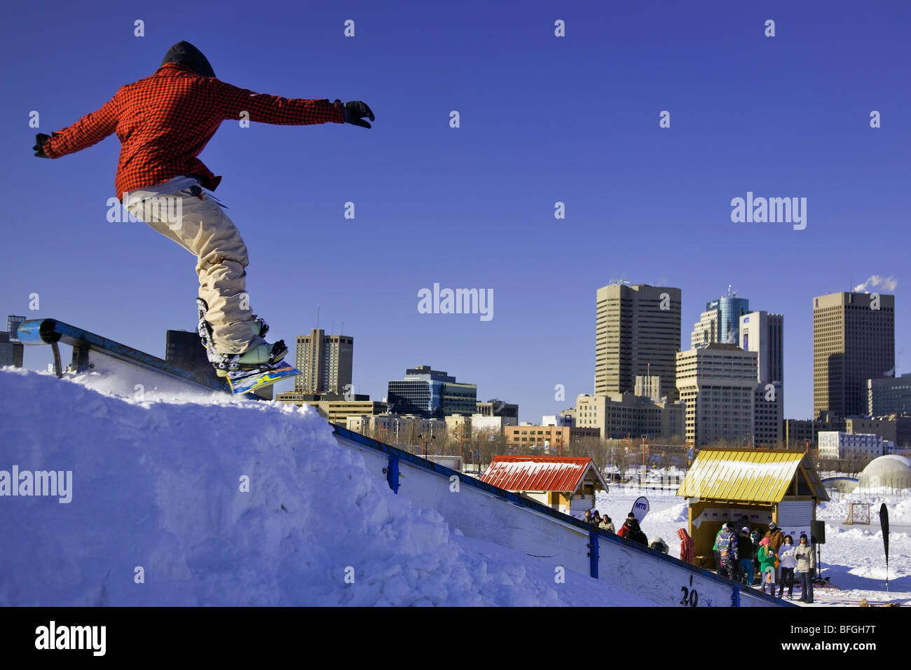 El snowboarder masculino adolescente en las horquillas Winter Park, Winnipeg, Manitoba, Canadá Foto de stock