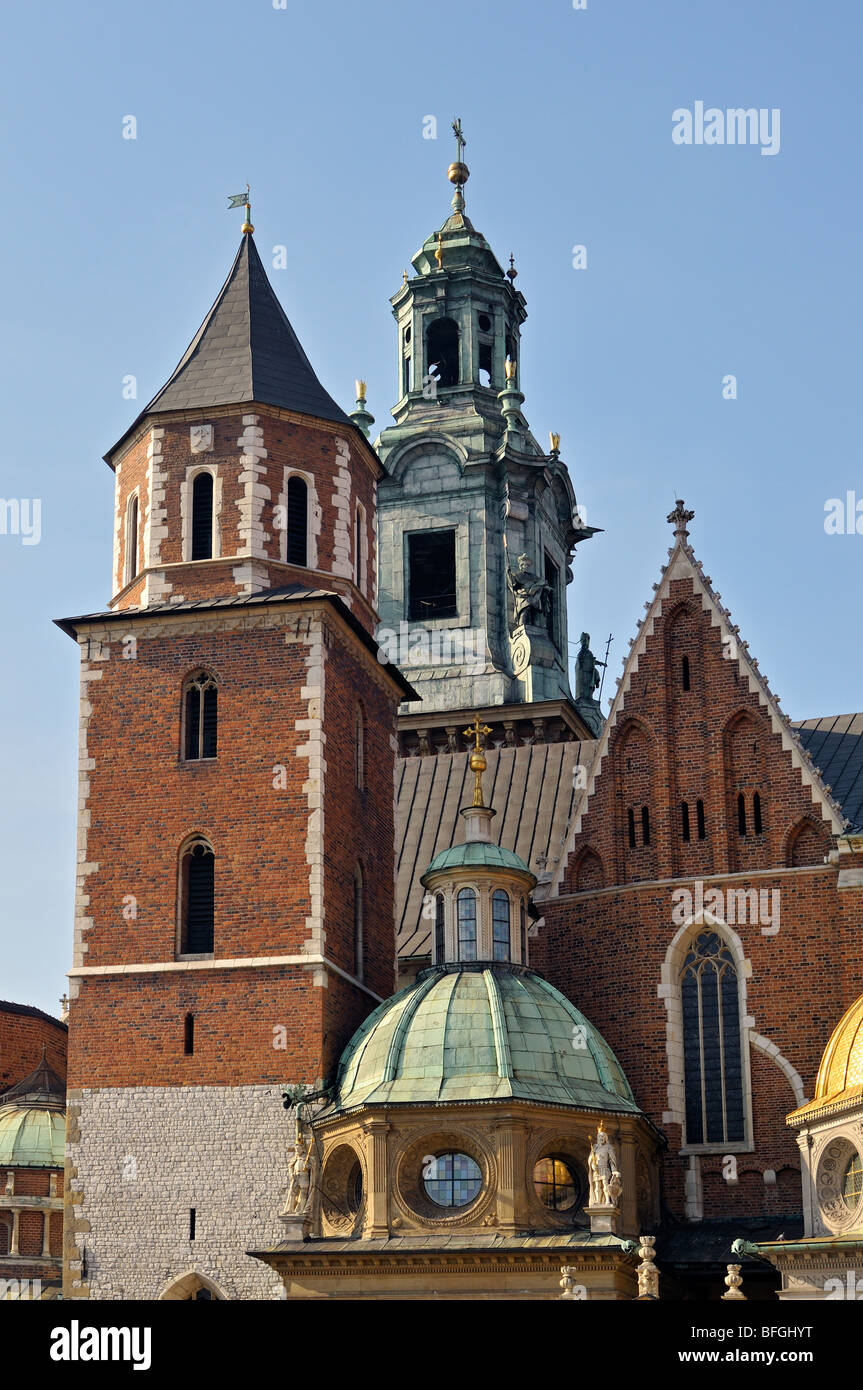 Lado Sur de la Catedral Basílica de los Ss. Stanisław y Vaclav sobre la colina de Wawel, en Cracovia, Polonia Foto de stock