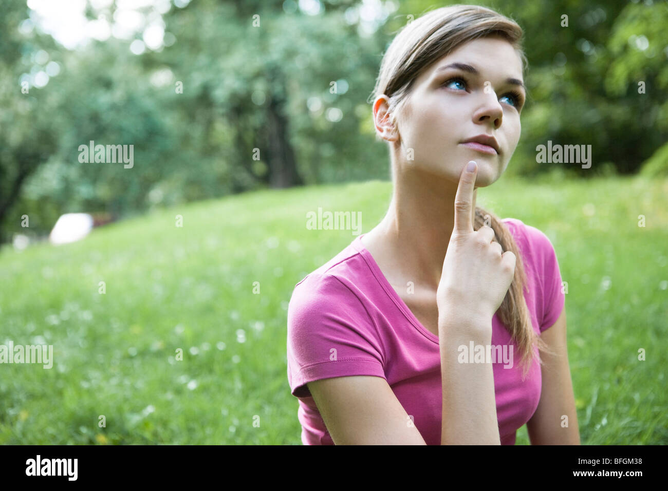 Mujer joven pensando Foto de stock