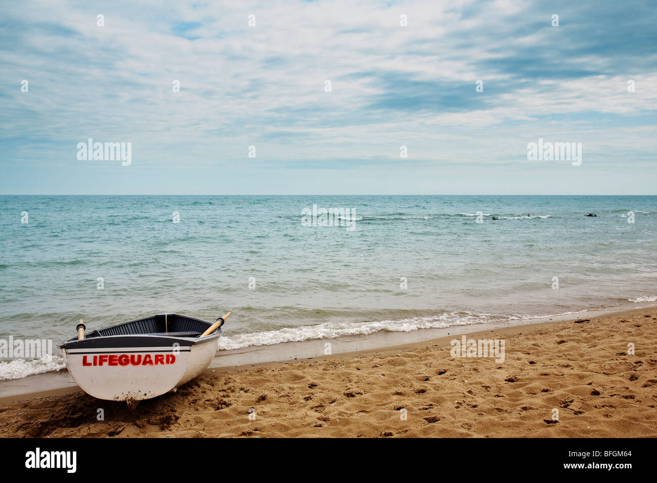 Bote Salvavidas en la playa, el Lago Ontario, Ontario Foto de stock