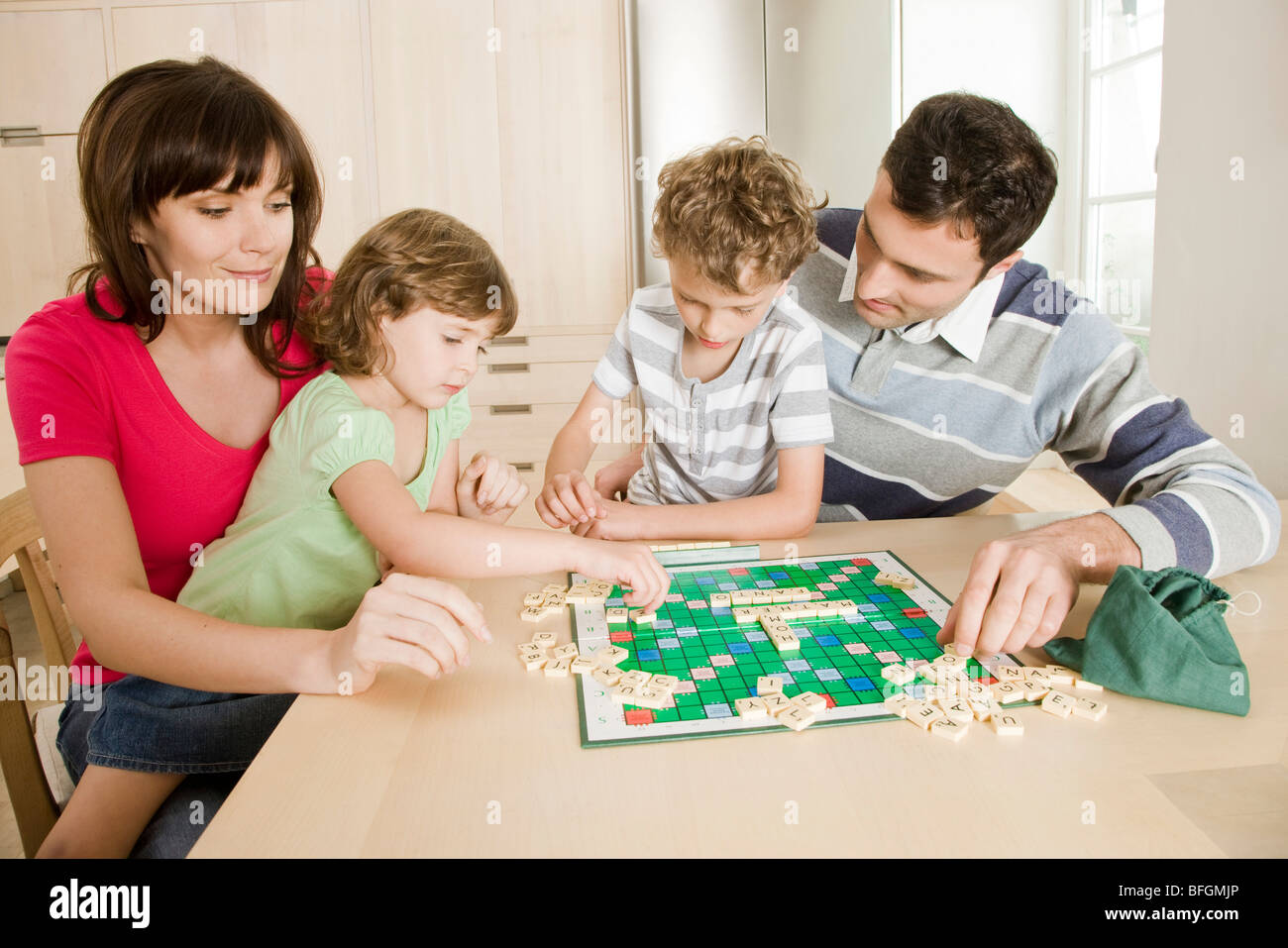 Familia jugando Scrabble Foto de stock
