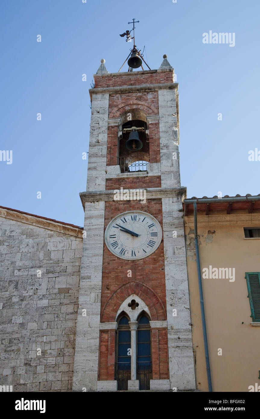 Torre del Reloj de la Iglesia de San Francisco, en la plaza principal de San Quirico d'Orcia, Toscana Foto de stock